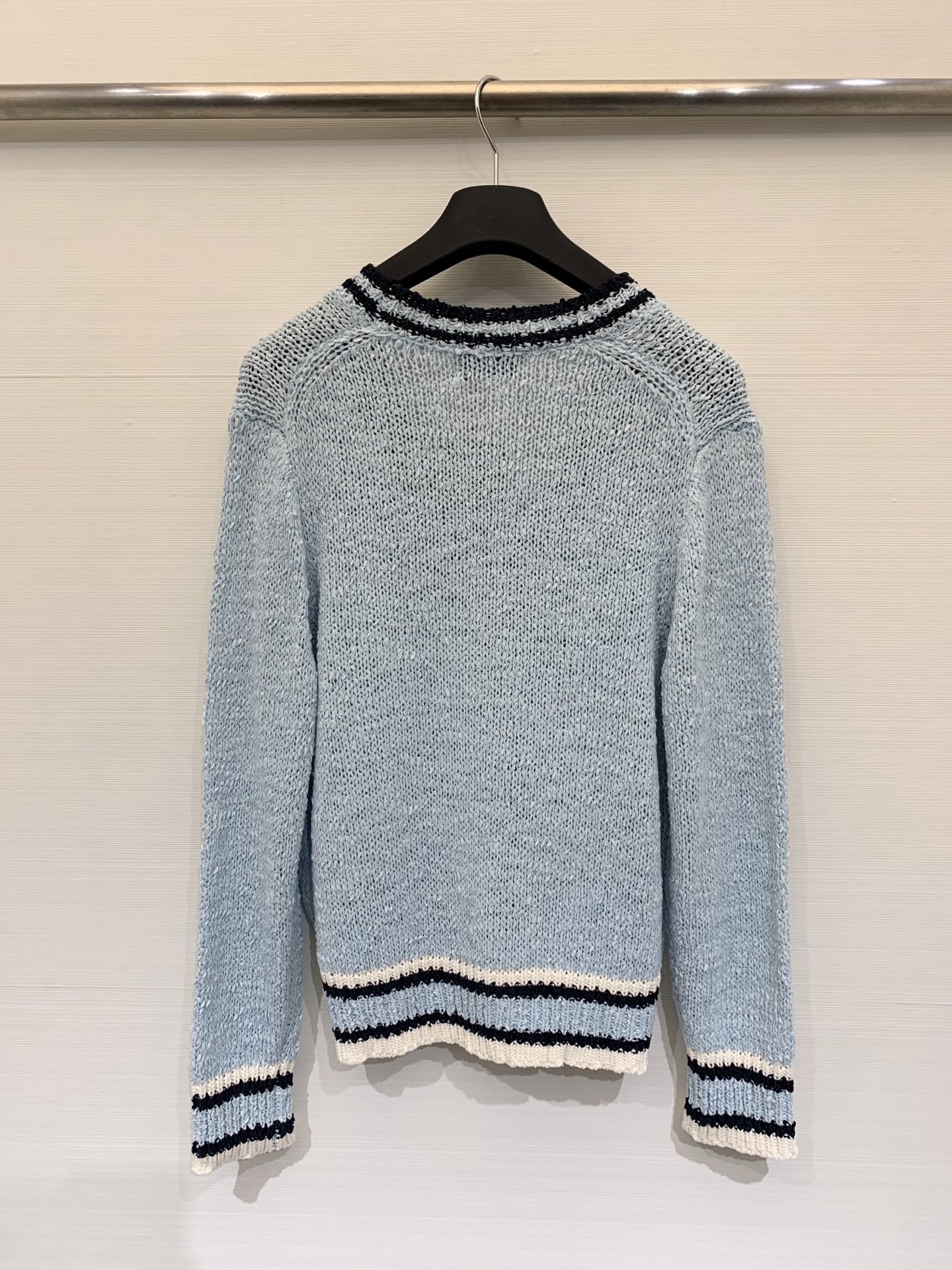 𝐕𝐢𝐕𝐢𝐞𝐧𝐧𝐞 𝐖𝐞𝐬𝐭𝐰𝐨𝐨𝐝 25秋冬新款 学院风V领开衫款 Logo图案修饰点缀 上身高级氛围感