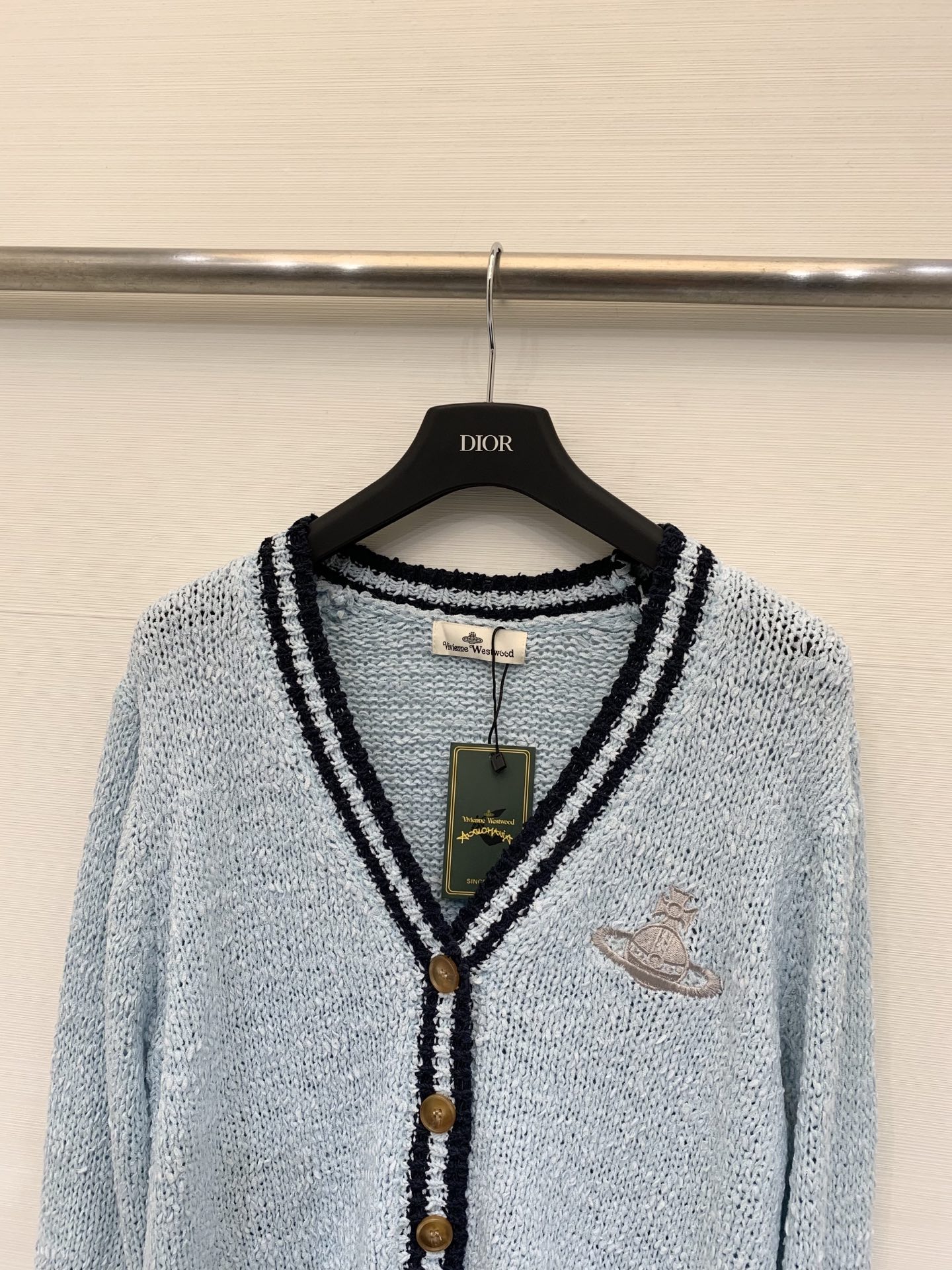 𝐕𝐢𝐕𝐢𝐞𝐧𝐧𝐞 𝐖𝐞𝐬𝐭𝐰𝐨𝐨𝐝 25秋冬新款 学院风V领开衫款 Logo图案修饰点缀 上身高级氛围感