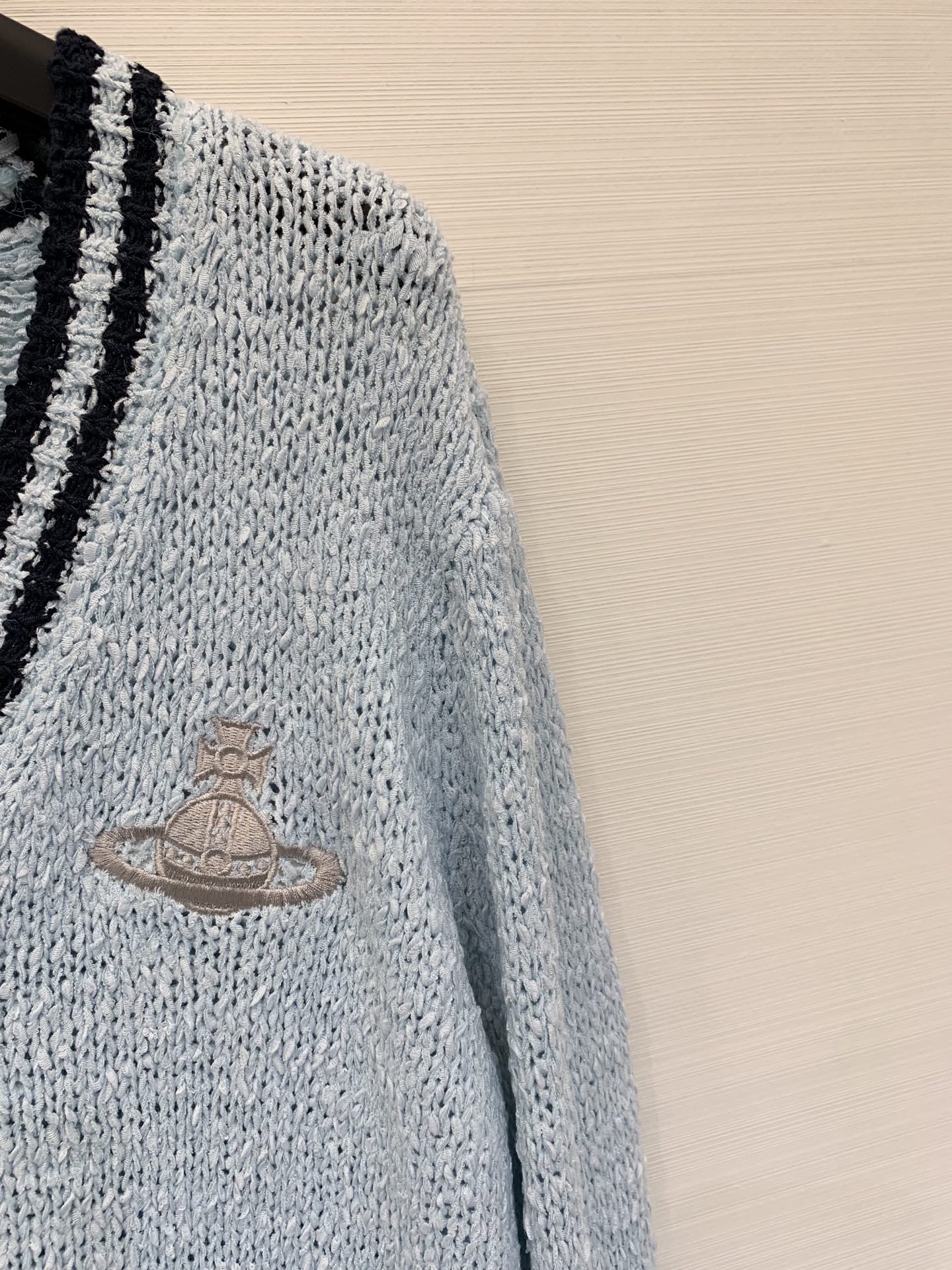 𝐕𝐢𝐕𝐢𝐞𝐧𝐧𝐞 𝐖𝐞𝐬𝐭𝐰𝐨𝐨𝐝 25秋冬新款 学院风V领开衫款 Logo图案修饰点缀 上身高级氛围感