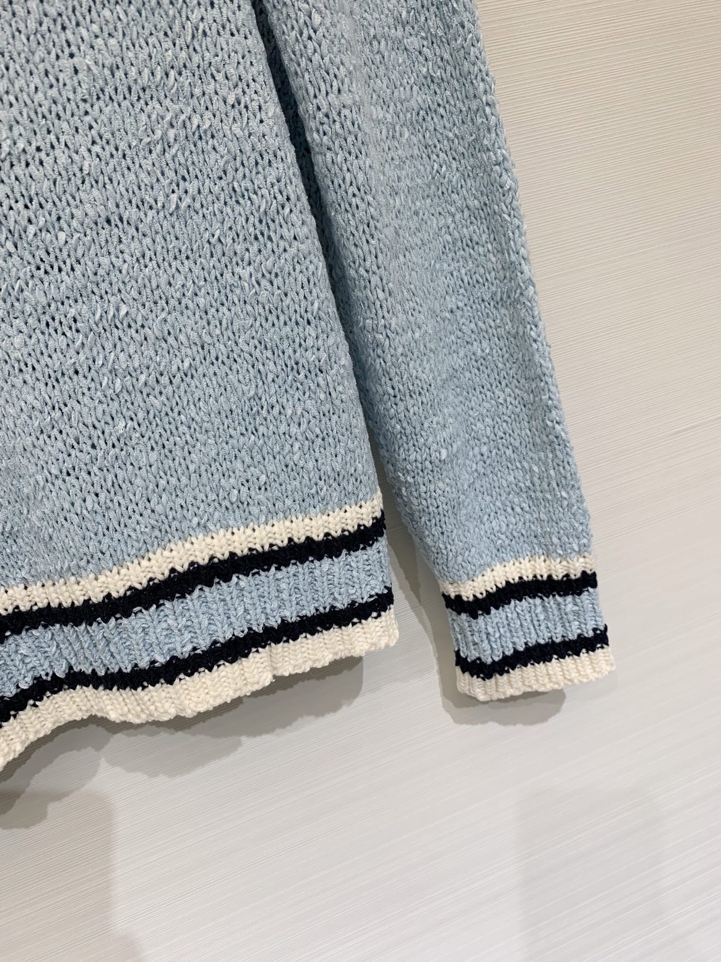 𝐕𝐢𝐕𝐢𝐞𝐧𝐧𝐞 𝐖𝐞𝐬𝐭𝐰𝐨𝐨𝐝 25秋冬新款 学院风V领开衫款 Logo图案修饰点缀 上身高级氛围感