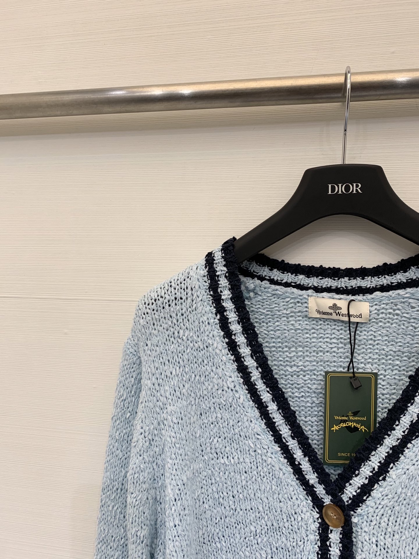 𝐕𝐢𝐕𝐢𝐞𝐧𝐧𝐞 𝐖𝐞𝐬𝐭𝐰𝐨𝐨𝐝 25秋冬新款 学院风V领开衫款 Logo图案修饰点缀 上身高级氛围感