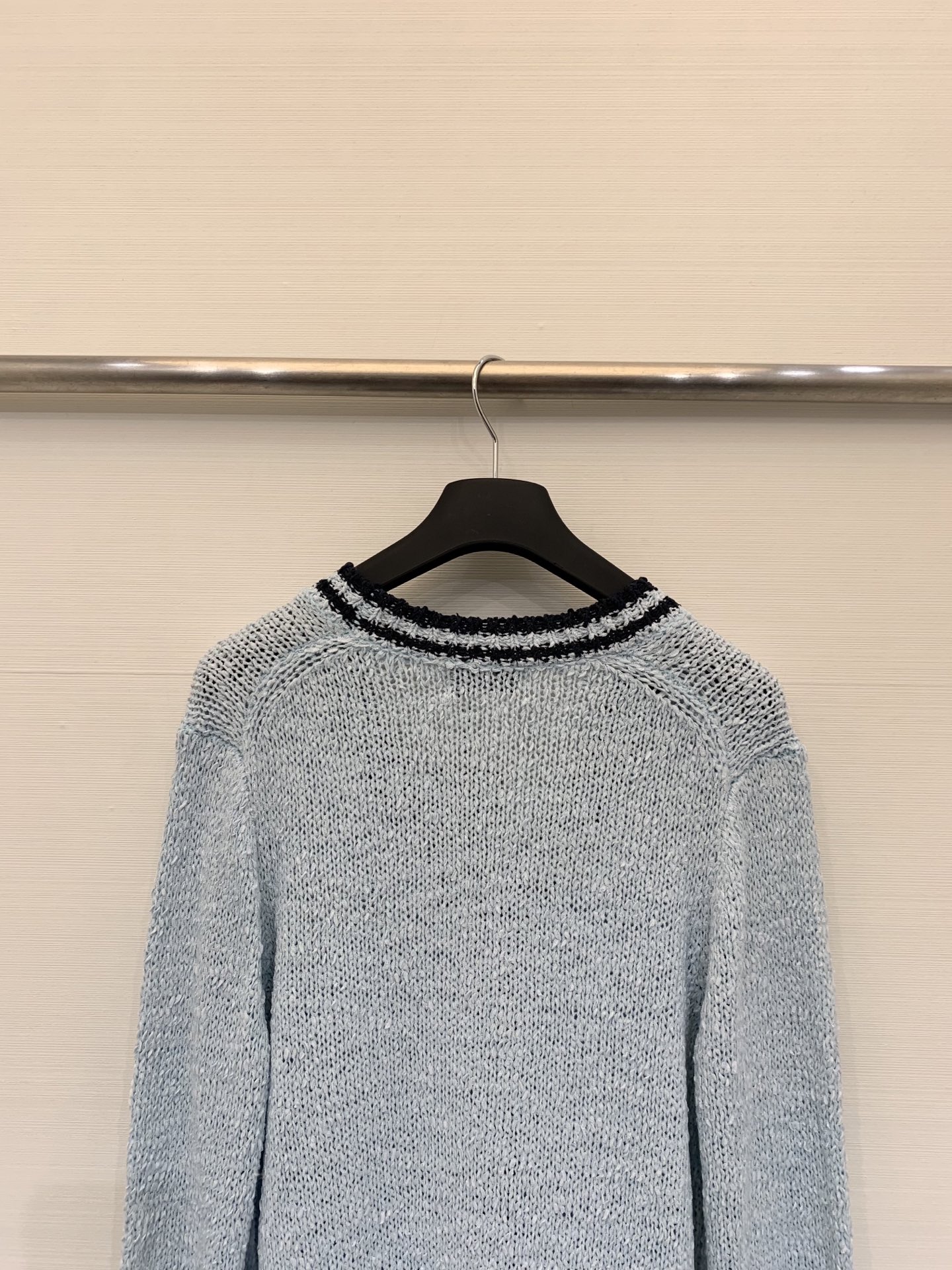 𝐕𝐢𝐕𝐢𝐞𝐧𝐧𝐞 𝐖𝐞𝐬𝐭𝐰𝐨𝐨𝐝 25秋冬新款 学院风V领开衫款 Logo图案修饰点缀 上身高级氛围感