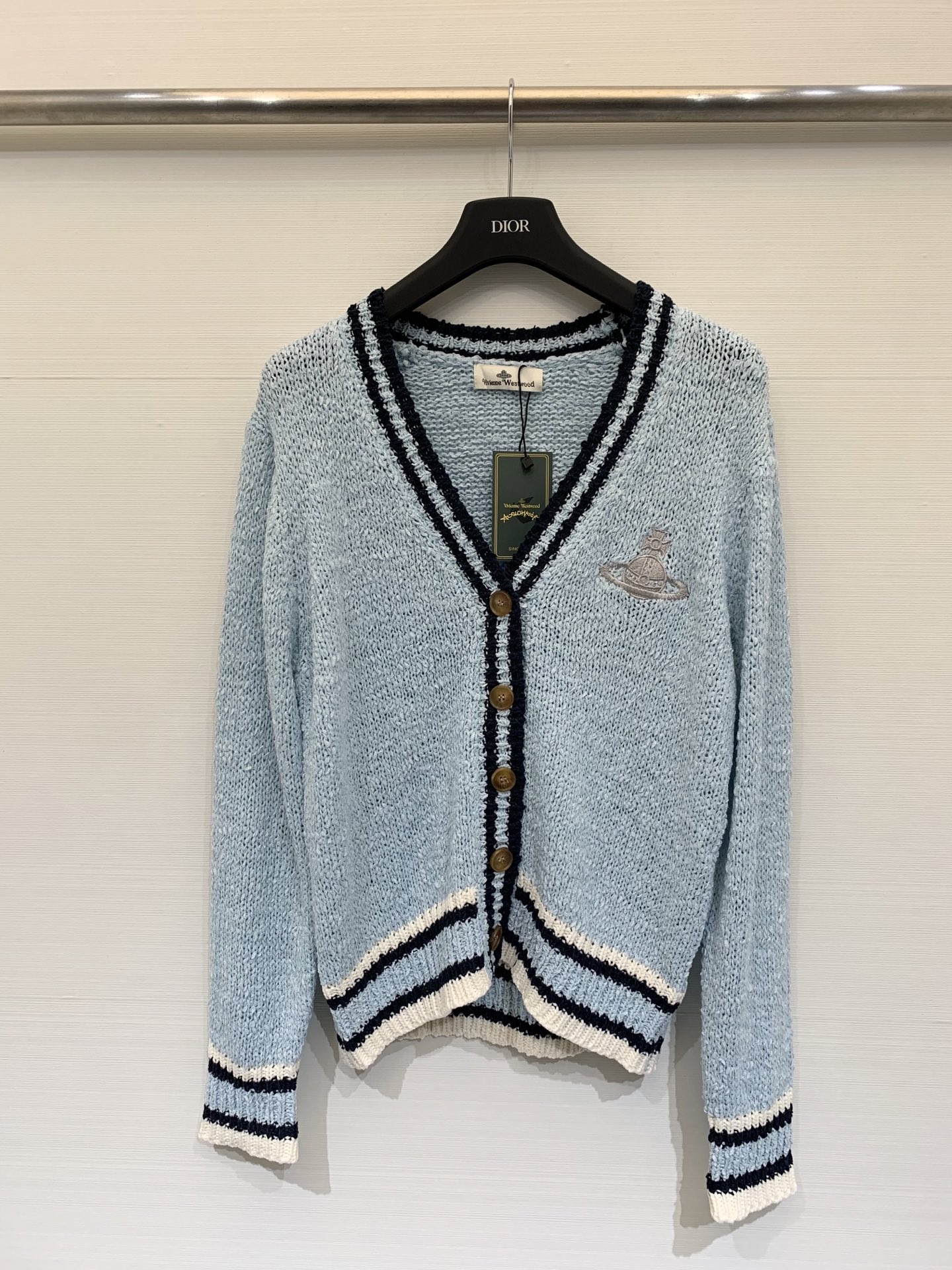 NO:506957,25 autumn and winter new style college style V-neck cardigan style logo embellishment and high-end atmosphere on the upper body 2 colors //, alexander wang1986090925秋冬新款 学院风V领开衫款 Logo图案修饰点缀 上身高级氛围感 2色//,,alexander wang,Women's clothing