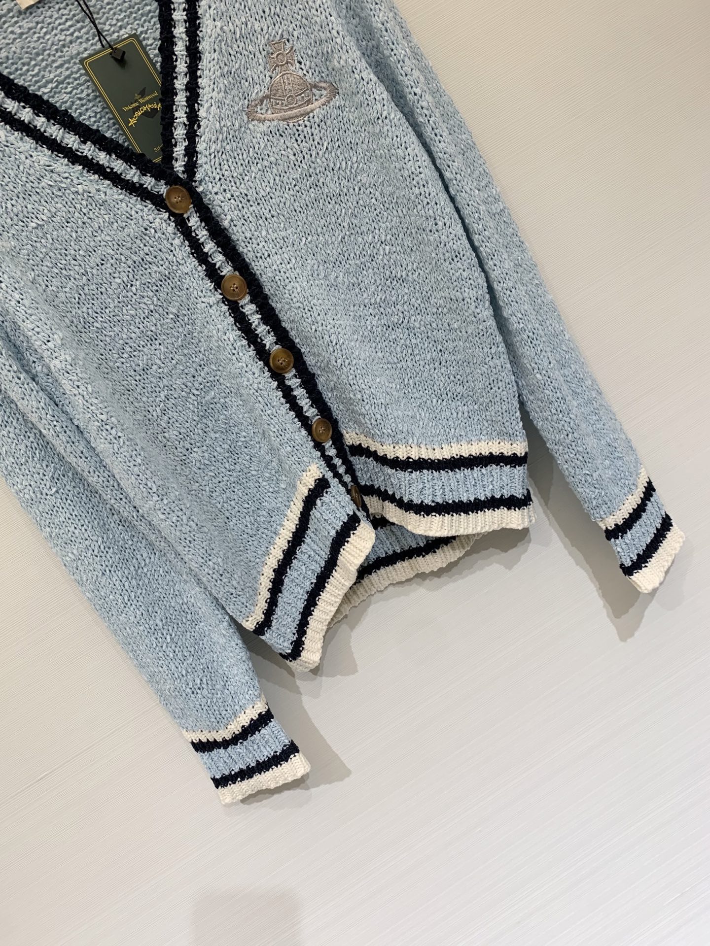 𝐕𝐢𝐕𝐢𝐞𝐧𝐧𝐞 𝐖𝐞𝐬𝐭𝐰𝐨𝐨𝐝 25秋冬新款 学院风V领开衫款 Logo图案修饰点缀 上身高级氛围感