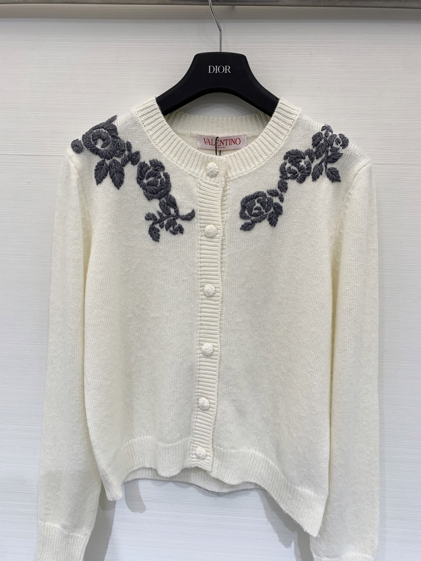 𝐕𝐀𝐋𝐄𝐍𝐓𝐈𝐍* 25秋冬新款 立体花弅刺绣开衫款 Logo图案修饰点缀 上身高级氛围感🈵️🈵️ 2色