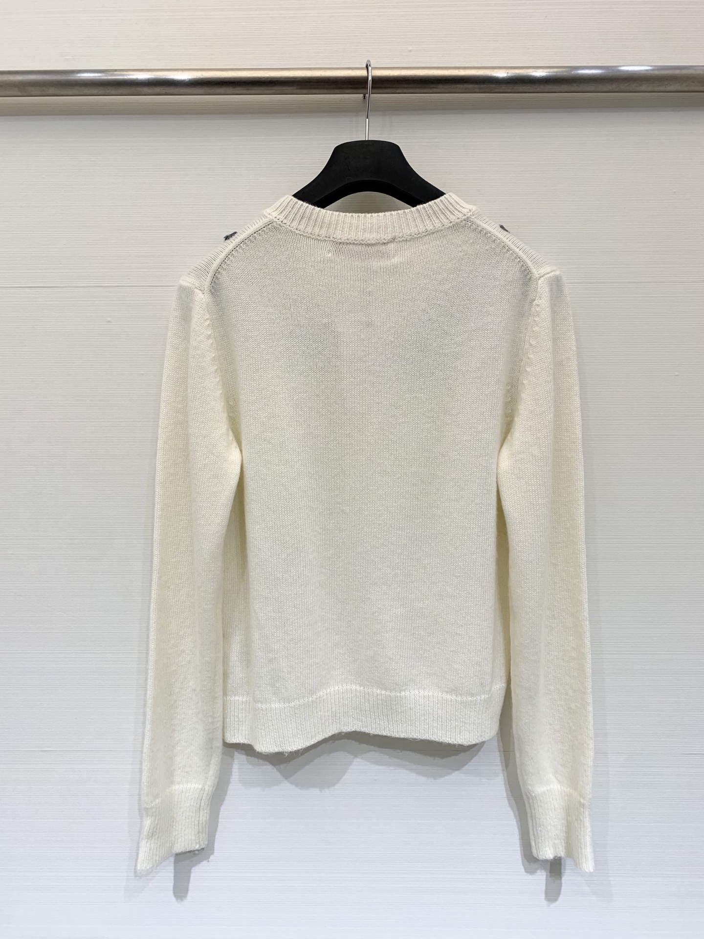 𝐕𝐀𝐋𝐄𝐍𝐓𝐈𝐍* 25秋冬新款 立体花弅刺绣开衫款 Logo图案修饰点缀 上身高级氛围感🈵️🈵️ 2色