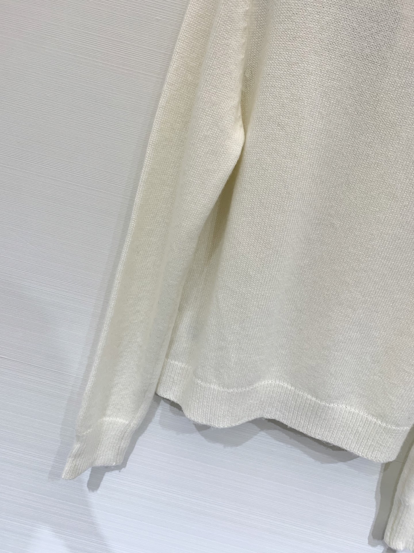 𝐕𝐀𝐋𝐄𝐍𝐓𝐈𝐍* 25秋冬新款 立体花弅刺绣开衫款 Logo图案修饰点缀 上身高级氛围感🈵️🈵️ 2色