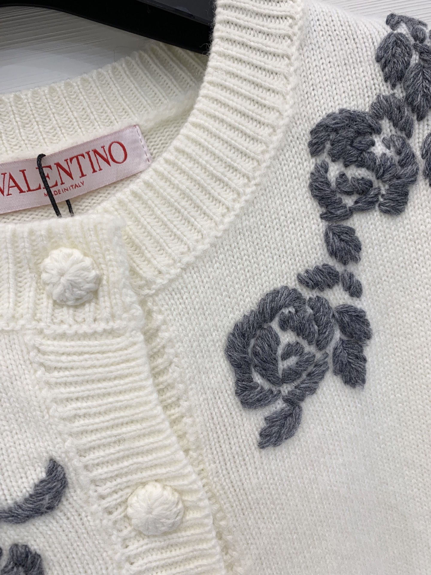 𝐕𝐀𝐋𝐄𝐍𝐓𝐈𝐍* 25秋冬新款 立体花弅刺绣开衫款 Logo图案修饰点缀 上身高级氛围感🈵️🈵️ 2色