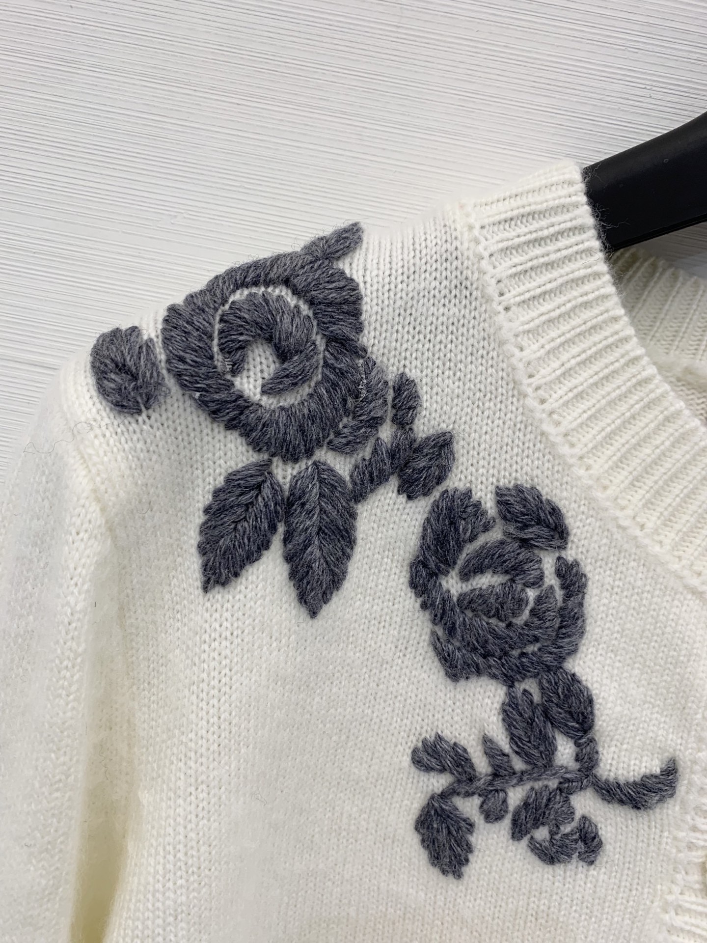 𝐕𝐀𝐋𝐄𝐍𝐓𝐈𝐍* 25秋冬新款 立体花弅刺绣开衫款 Logo图案修饰点缀 上身高级氛围感🈵️🈵️ 2色