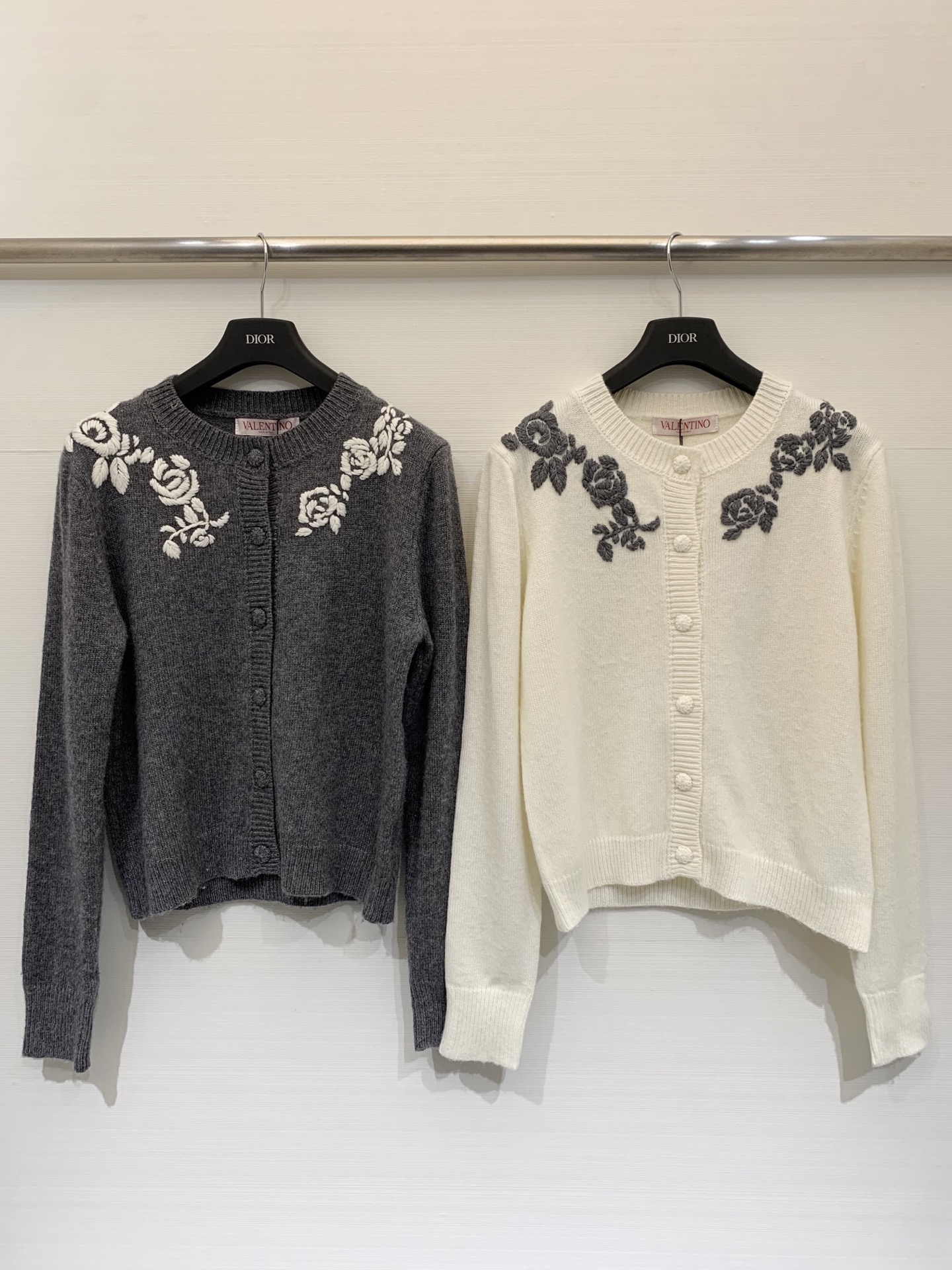 𝐕𝐀𝐋𝐄𝐍𝐓𝐈𝐍* 25秋冬新款 立体花弅刺绣开衫款 Logo图案修饰点缀 上身高级氛围感🈵️🈵️ 2色