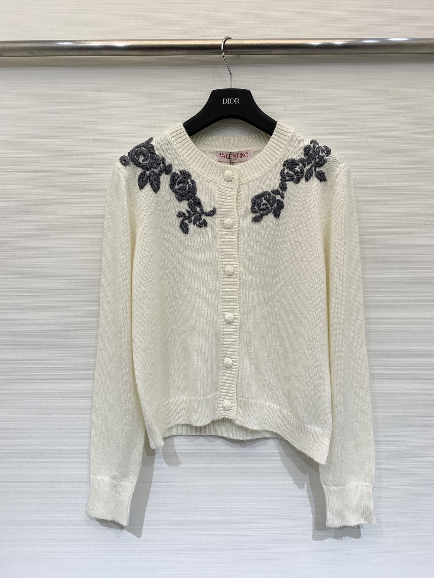 𝐕𝐀𝐋𝐄𝐍𝐓𝐈𝐍* 25秋冬新款 立体花弅刺绣开衫款 Logo图案修饰点缀 上身高级氛围感🈵️🈵️ 2色