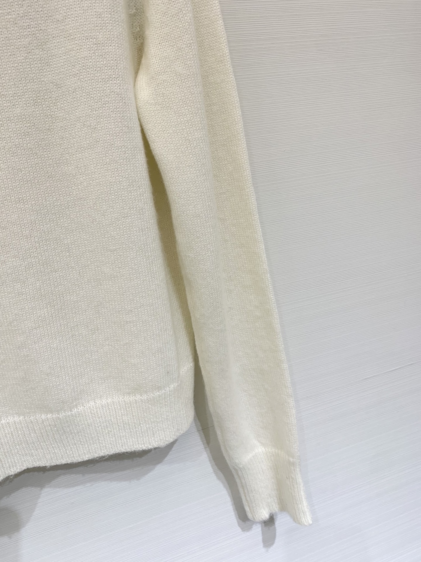 𝐕𝐀𝐋𝐄𝐍𝐓𝐈𝐍* 25秋冬新款 立体花弅刺绣开衫款 Logo图案修饰点缀 上身高级氛围感🈵️🈵️ 2色