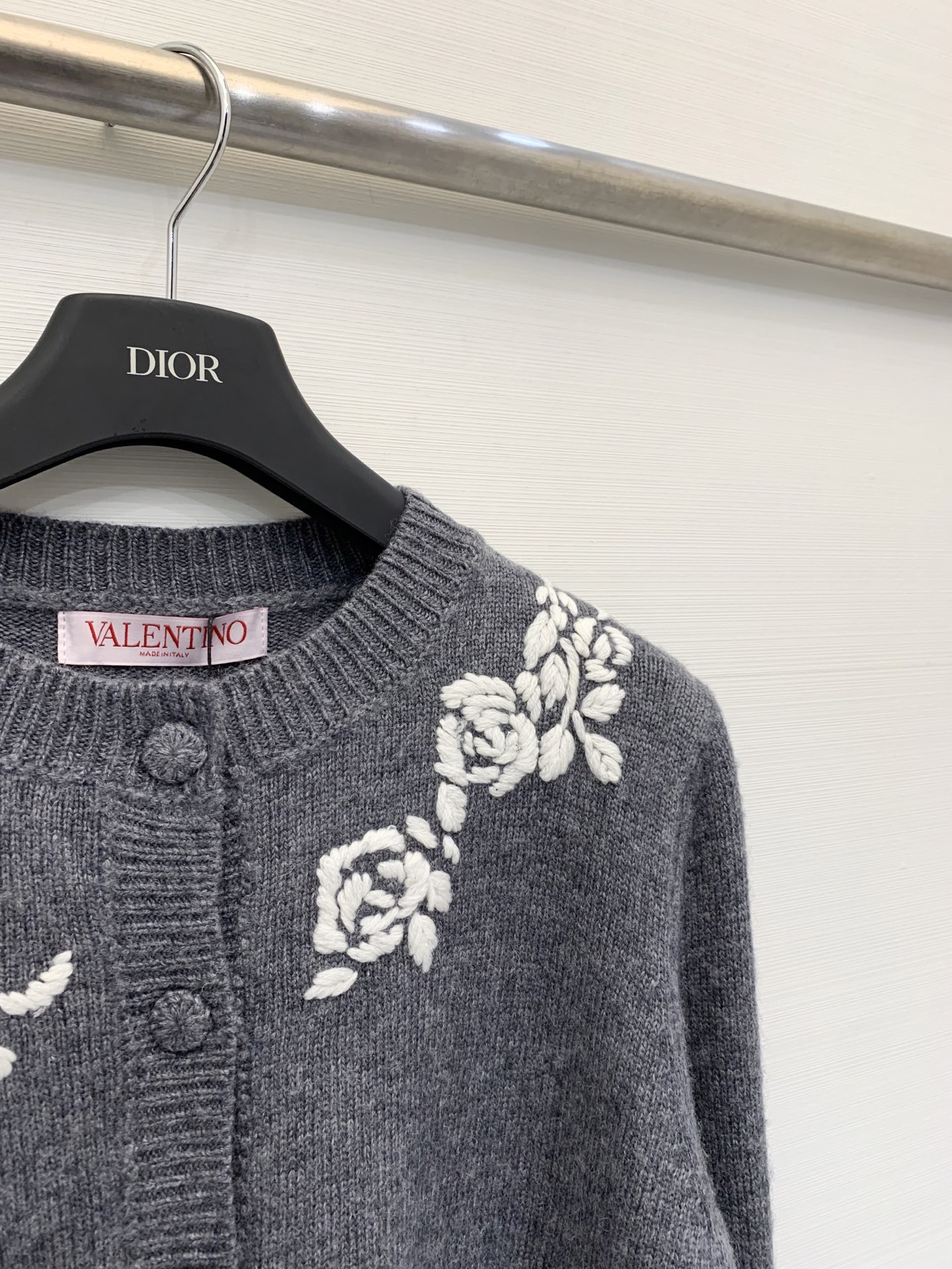 𝐕𝐀𝐋𝐄𝐍𝐓𝐈𝐍* 25秋冬新款 立体花弅刺绣开衫款 Logo图案修饰点缀 上身高级氛围感🈵️🈵️ 2色