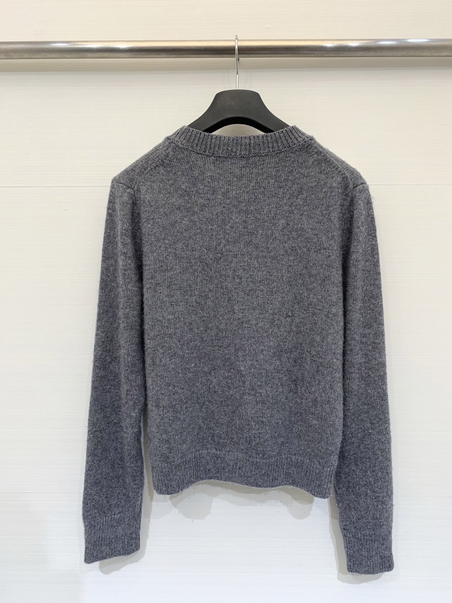 𝐕𝐀𝐋𝐄𝐍𝐓𝐈𝐍* 25秋冬新款 立体花弅刺绣开衫款 Logo图案修饰点缀 上身高级氛围感🈵️🈵️ 2色