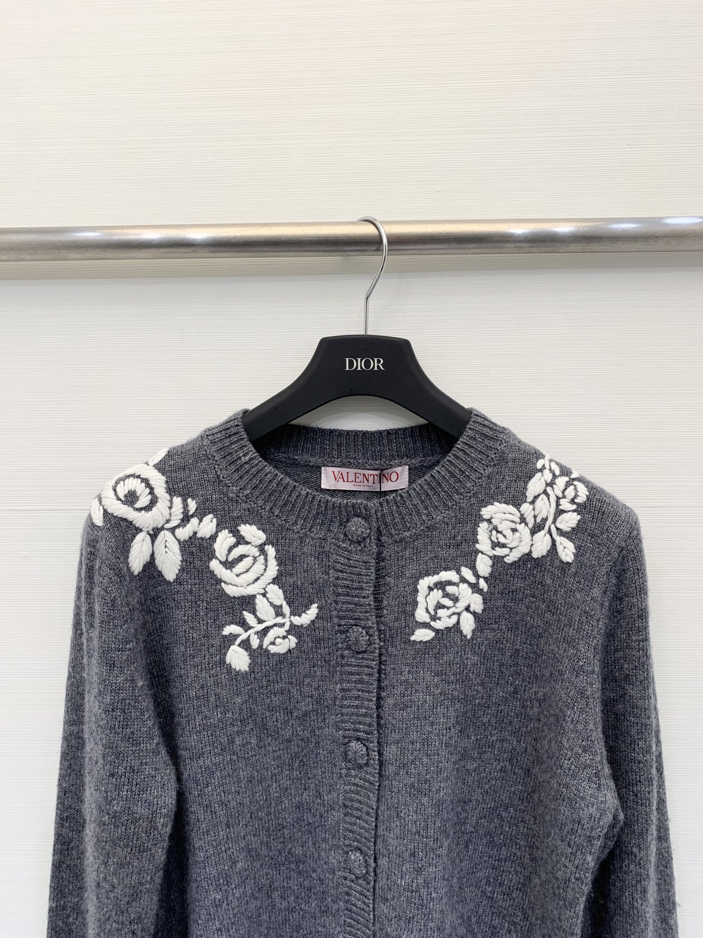 𝐕𝐀𝐋𝐄𝐍𝐓𝐈𝐍* 25秋冬新款 立体花弅刺绣开衫款 Logo图案修饰点缀 上身高级氛围感🈵️🈵️ 2色