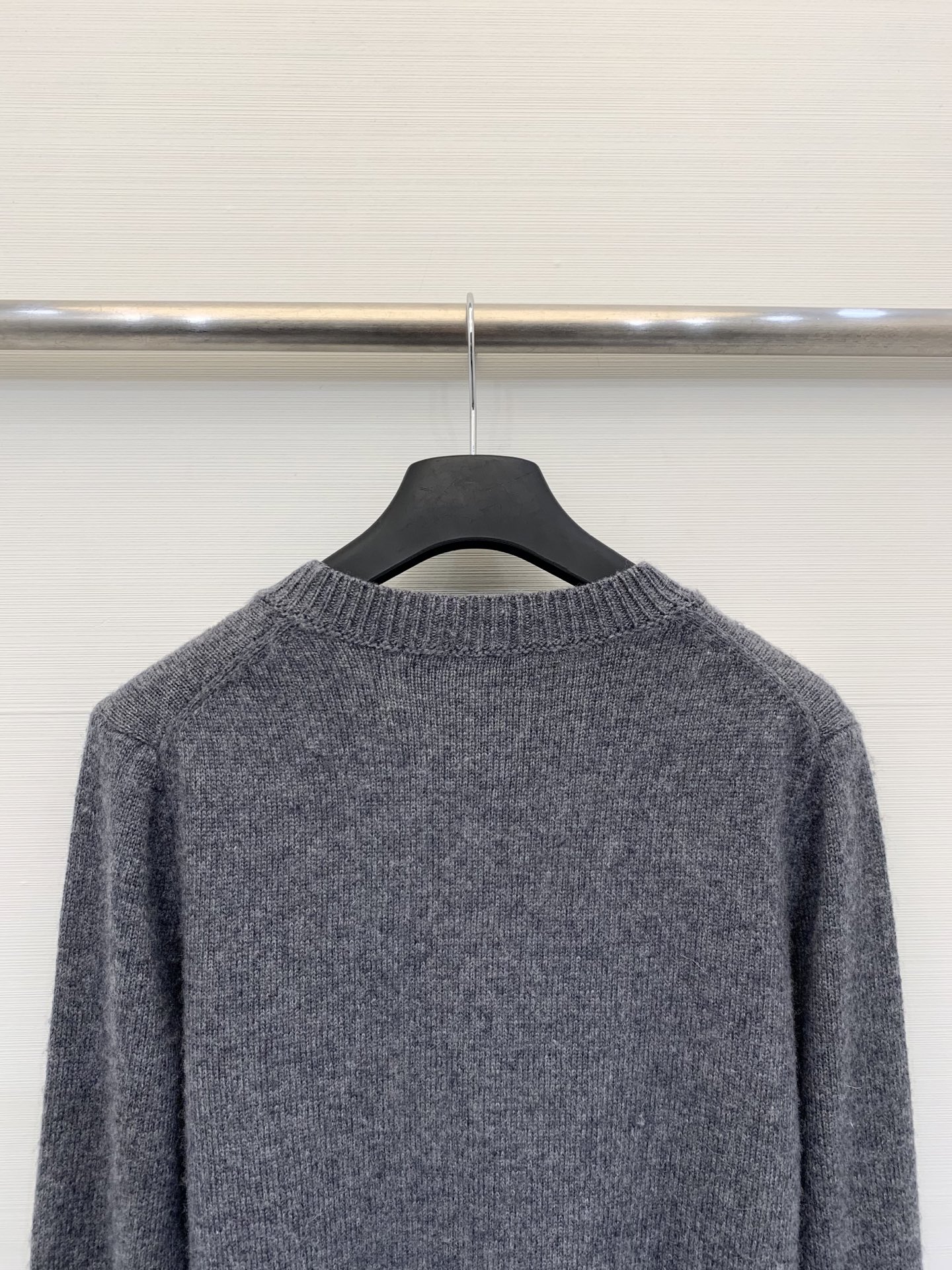 𝐕𝐀𝐋𝐄𝐍𝐓𝐈𝐍* 25秋冬新款 立体花弅刺绣开衫款 Logo图案修饰点缀 上身高级氛围感🈵️🈵️ 2色