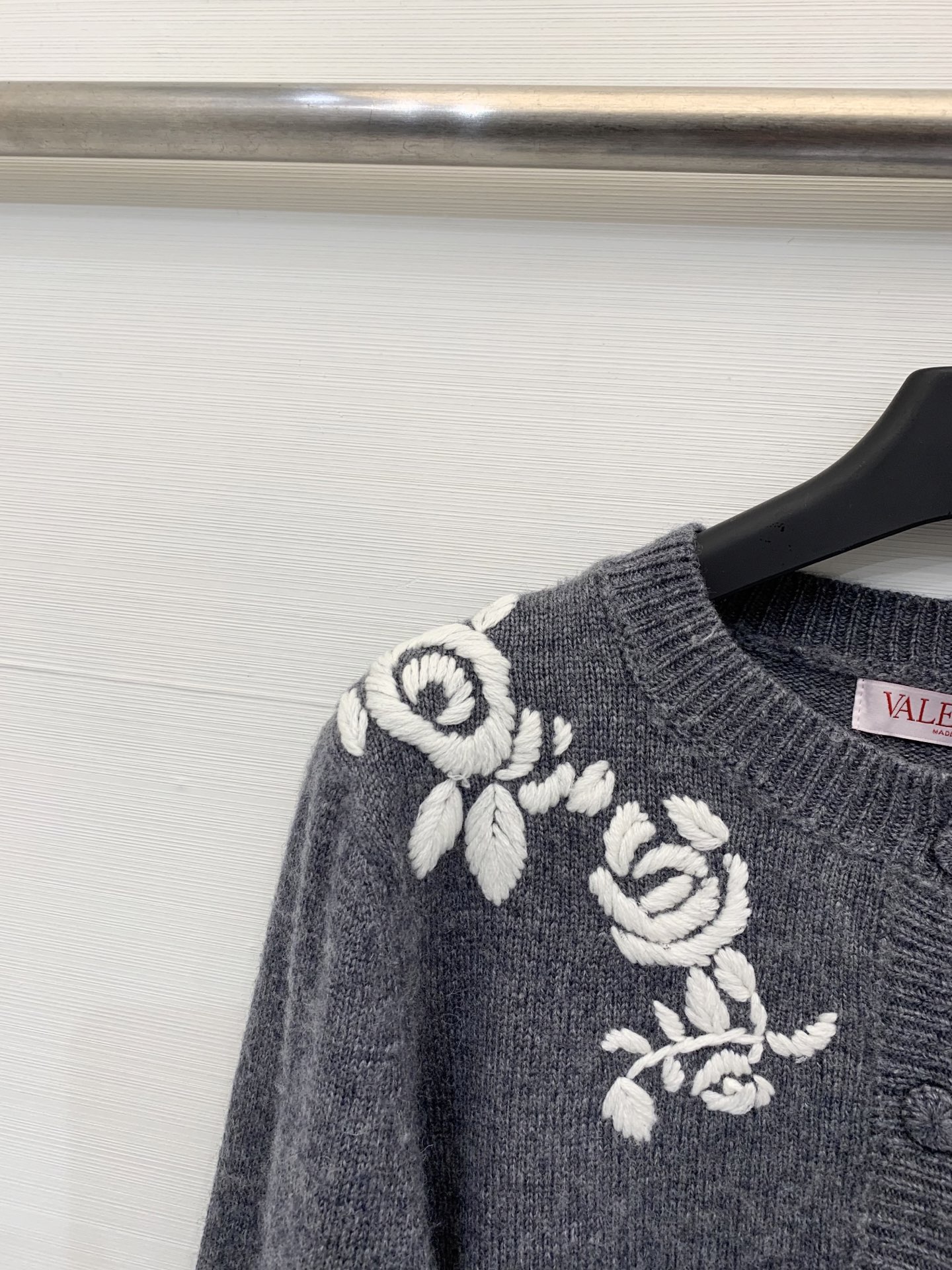 𝐕𝐀𝐋𝐄𝐍𝐓𝐈𝐍* 25秋冬新款 立体花弅刺绣开衫款 Logo图案修饰点缀 上身高级氛围感🈵️🈵️ 2色