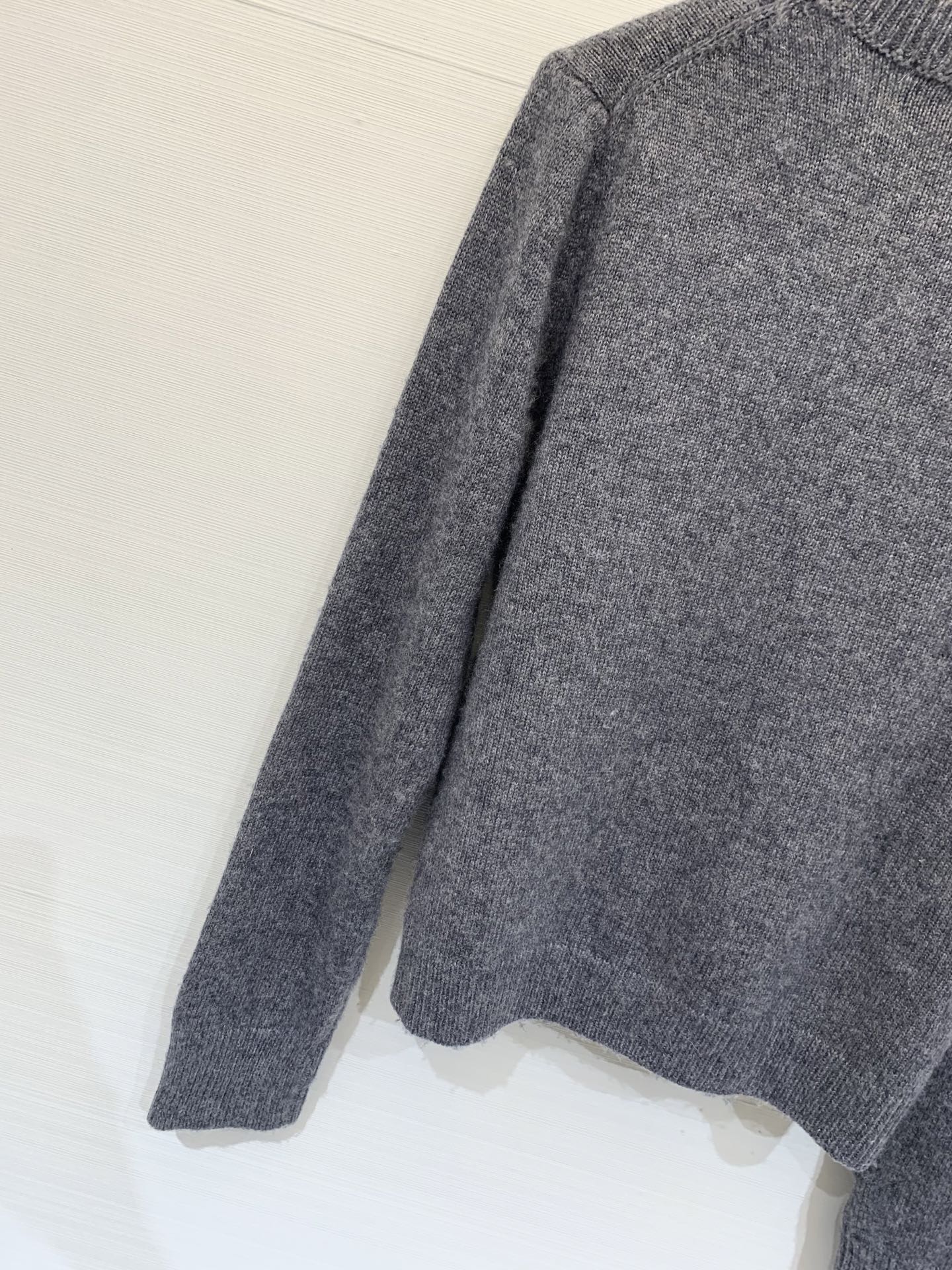 𝐕𝐀𝐋𝐄𝐍𝐓𝐈𝐍* 25秋冬新款 立体花弅刺绣开衫款 Logo图案修饰点缀 上身高级氛围感🈵️🈵️ 2色