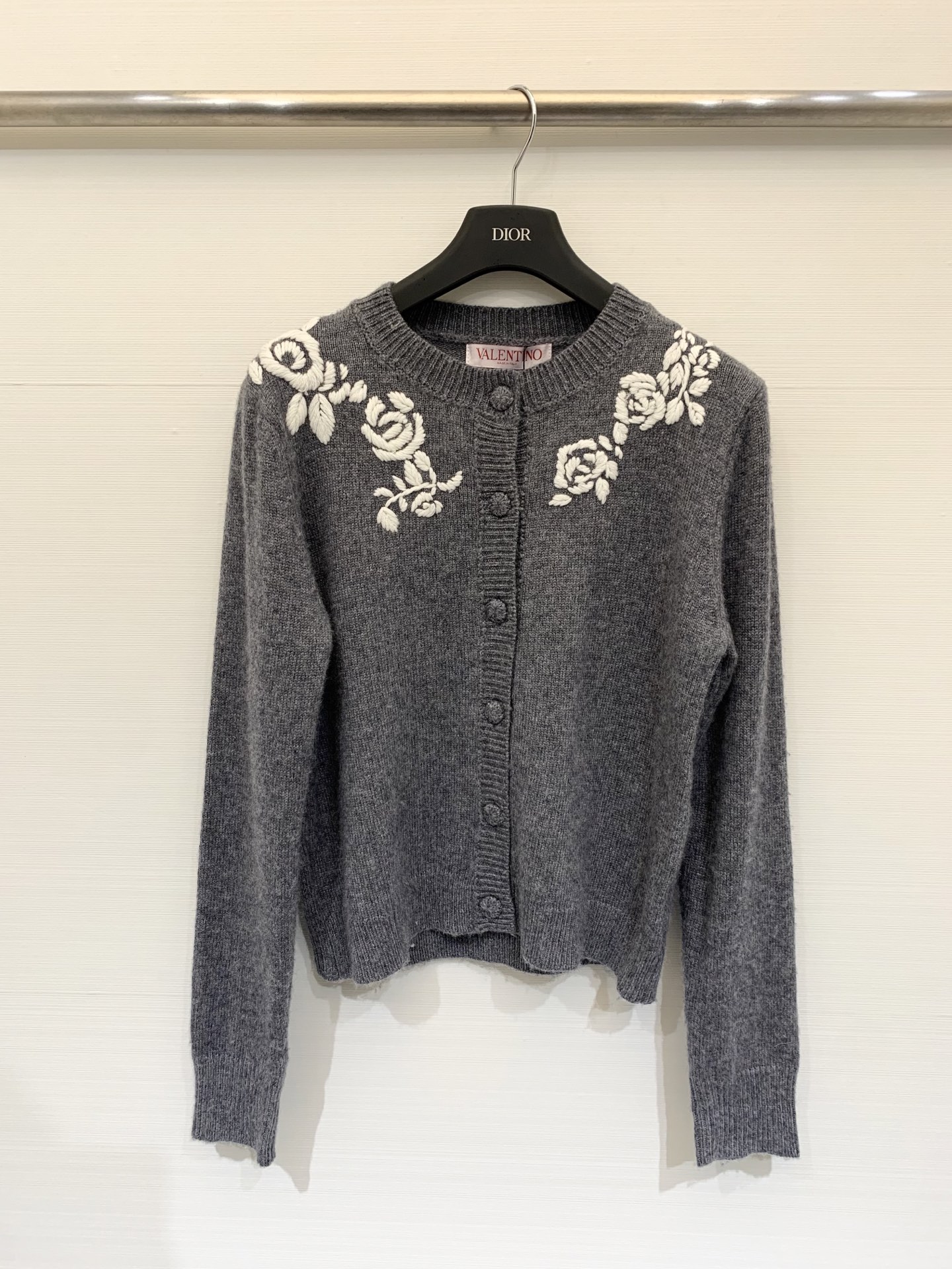 NO:506959,* 25 autumn and winter new style, three-dimensional flower embroidered cardigan style, logo pattern embellishment, high-end atmosphere of upper body 2 colors //,,alexander wang19860909* 25秋冬新款 立体花弅刺绣开衫款 Logo图案修饰点缀 上身高级氛围感 2色//,,alexander wang,Women's clothing