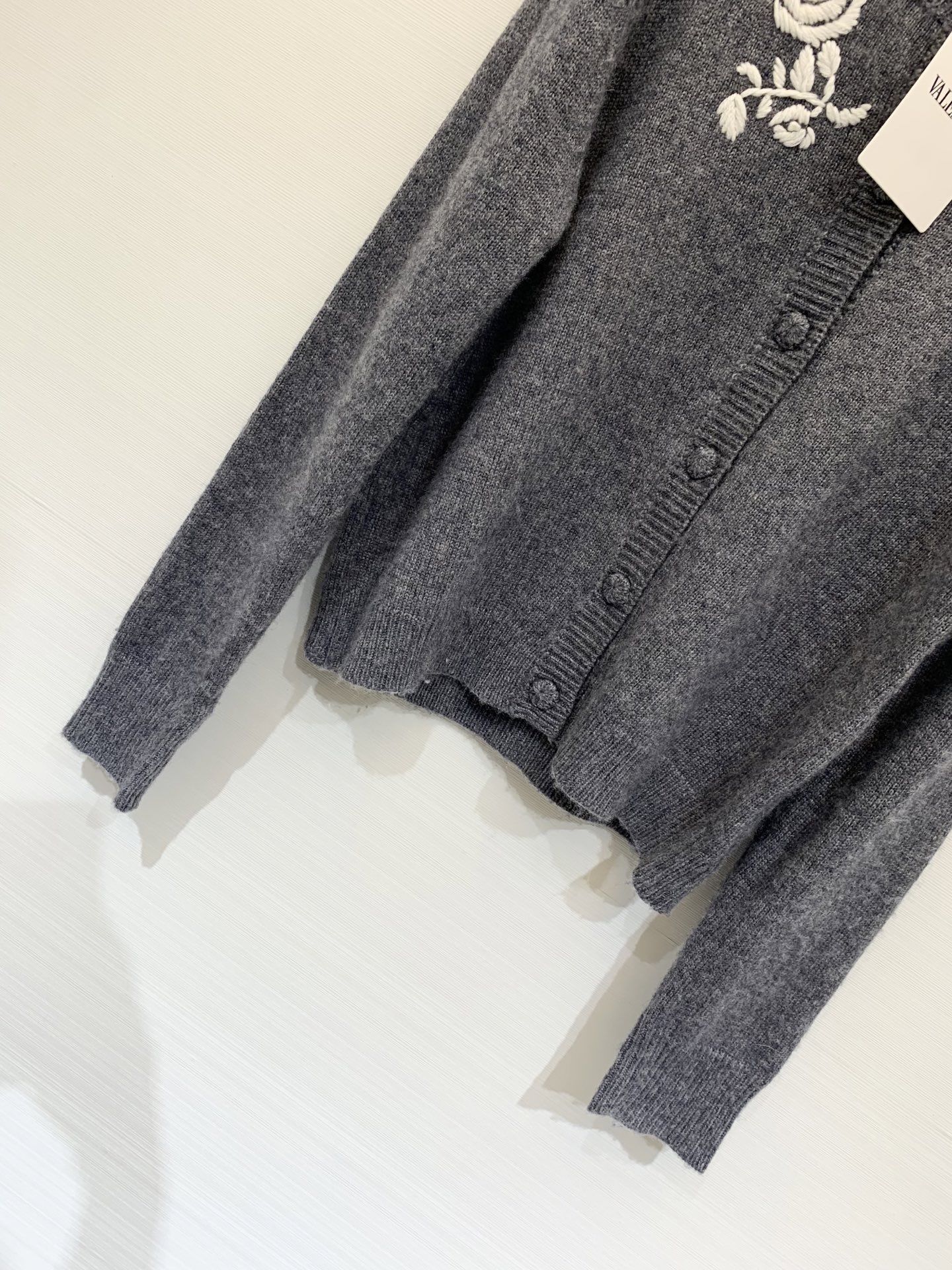 𝐕𝐀𝐋𝐄𝐍𝐓𝐈𝐍* 25秋冬新款 立体花弅刺绣开衫款 Logo图案修饰点缀 上身高级氛围感🈵️🈵️ 2色