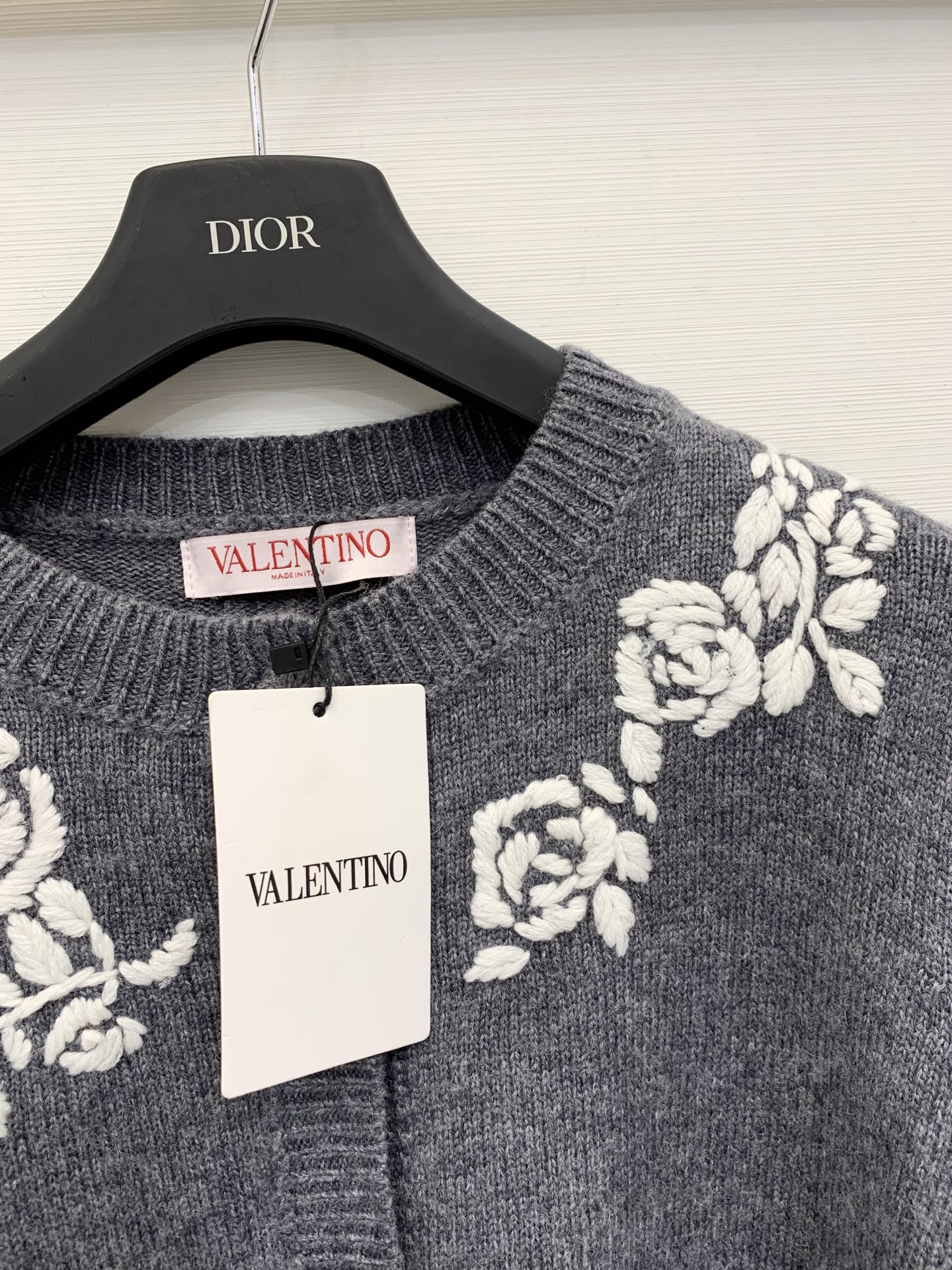 𝐕𝐀𝐋𝐄𝐍𝐓𝐈𝐍* 25秋冬新款 立体花弅刺绣开衫款 Logo图案修饰点缀 上身高级氛围感🈵️🈵️ 2色