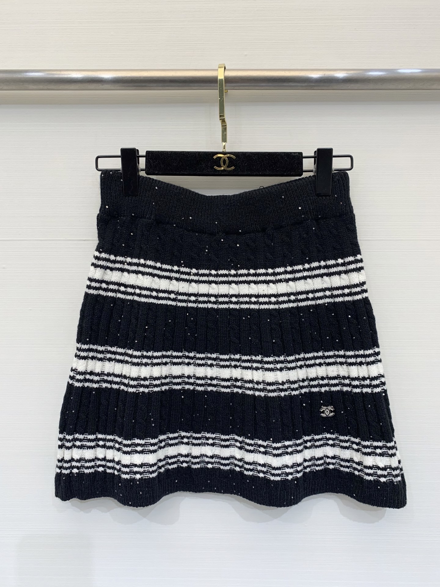 𝐂𝐡𝐚𝐧𝐞𝐥 𝟐𝟓新款 珠片条纹两件套款 logo图案修饰点缀 系列款出货 🆕🆕🆕 上身高级氛围感🈵️🈵