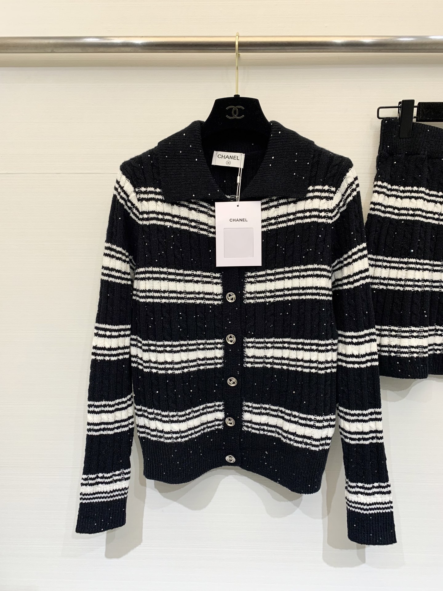 𝐂𝐡𝐚𝐧𝐞𝐥 𝟐𝟓新款 珠片条纹两件套款 logo图案修饰点缀 系列款出货 🆕🆕🆕 上身高级氛围感🈵️🈵