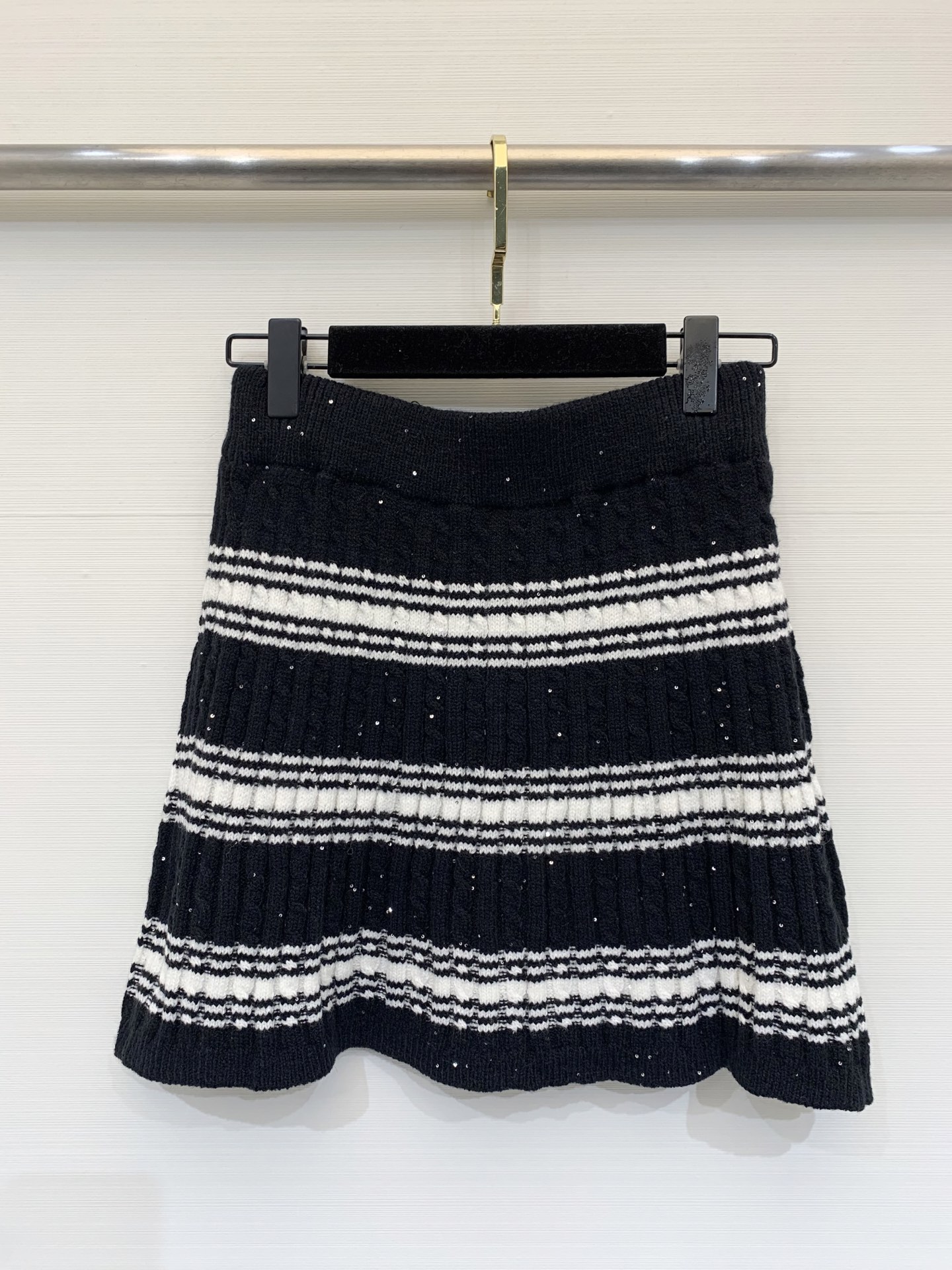 𝐂𝐡𝐚𝐧𝐞𝐥 𝟐𝟓新款 珠片条纹两件套款 logo图案修饰点缀 系列款出货 🆕🆕🆕 上身高级氛围感🈵️🈵