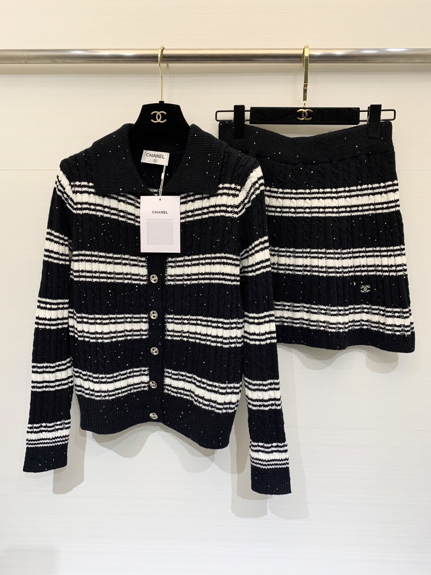 NO:506961,New style, bead striped two-piece set, logo pattern embellishment, series of styles shipped, high-end atmosphere, 2 color code //,,alexander wang19860909新款 珠片条纹两件套款 logo图案修饰点缀 系列款出货 上身高级氛围感 2色碼 //,,alexander wang,Women's clothing