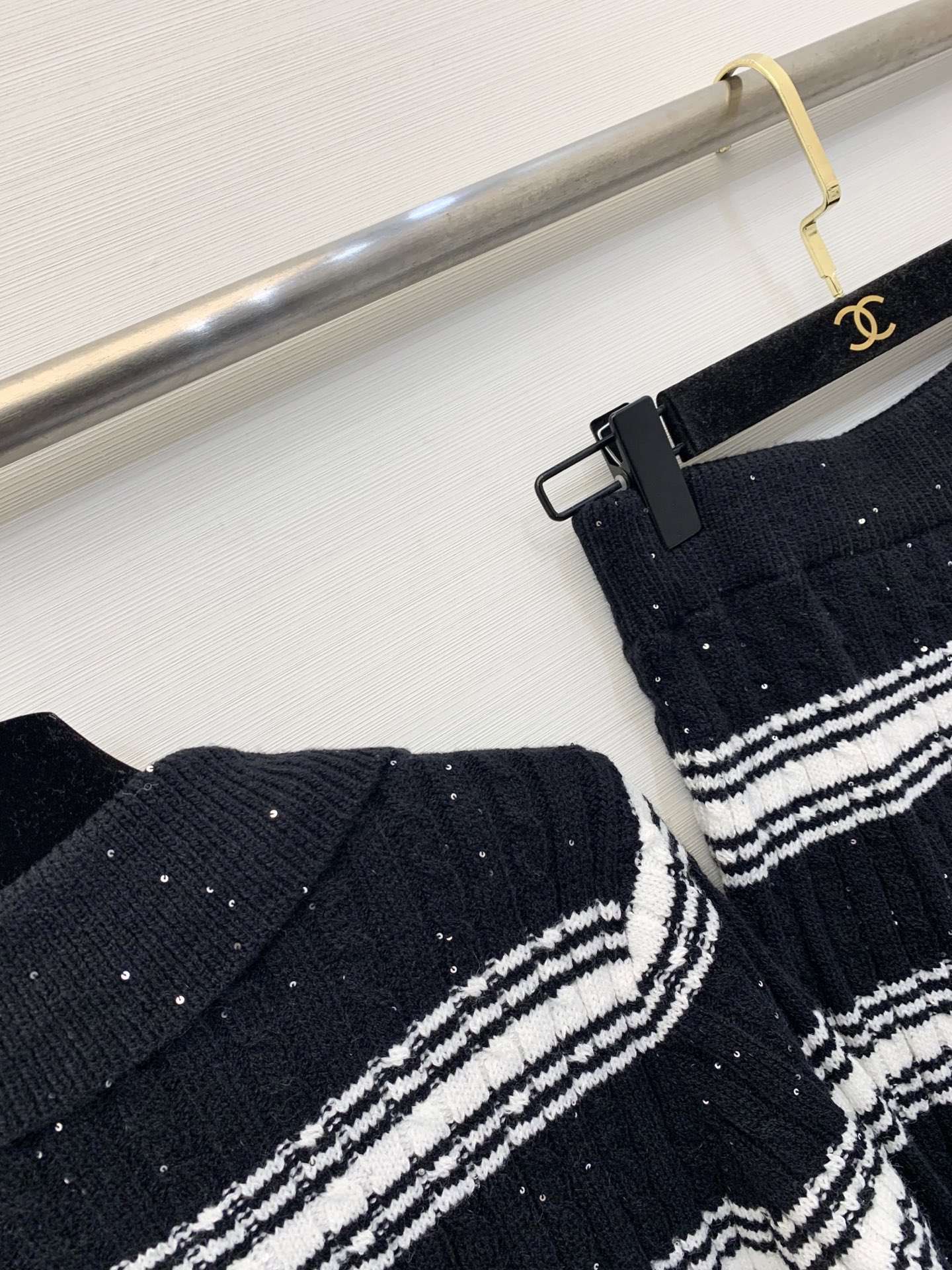 𝐂𝐡𝐚𝐧𝐞𝐥 𝟐𝟓新款 珠片条纹两件套款 logo图案修饰点缀 系列款出货 🆕🆕🆕 上身高级氛围感🈵️🈵