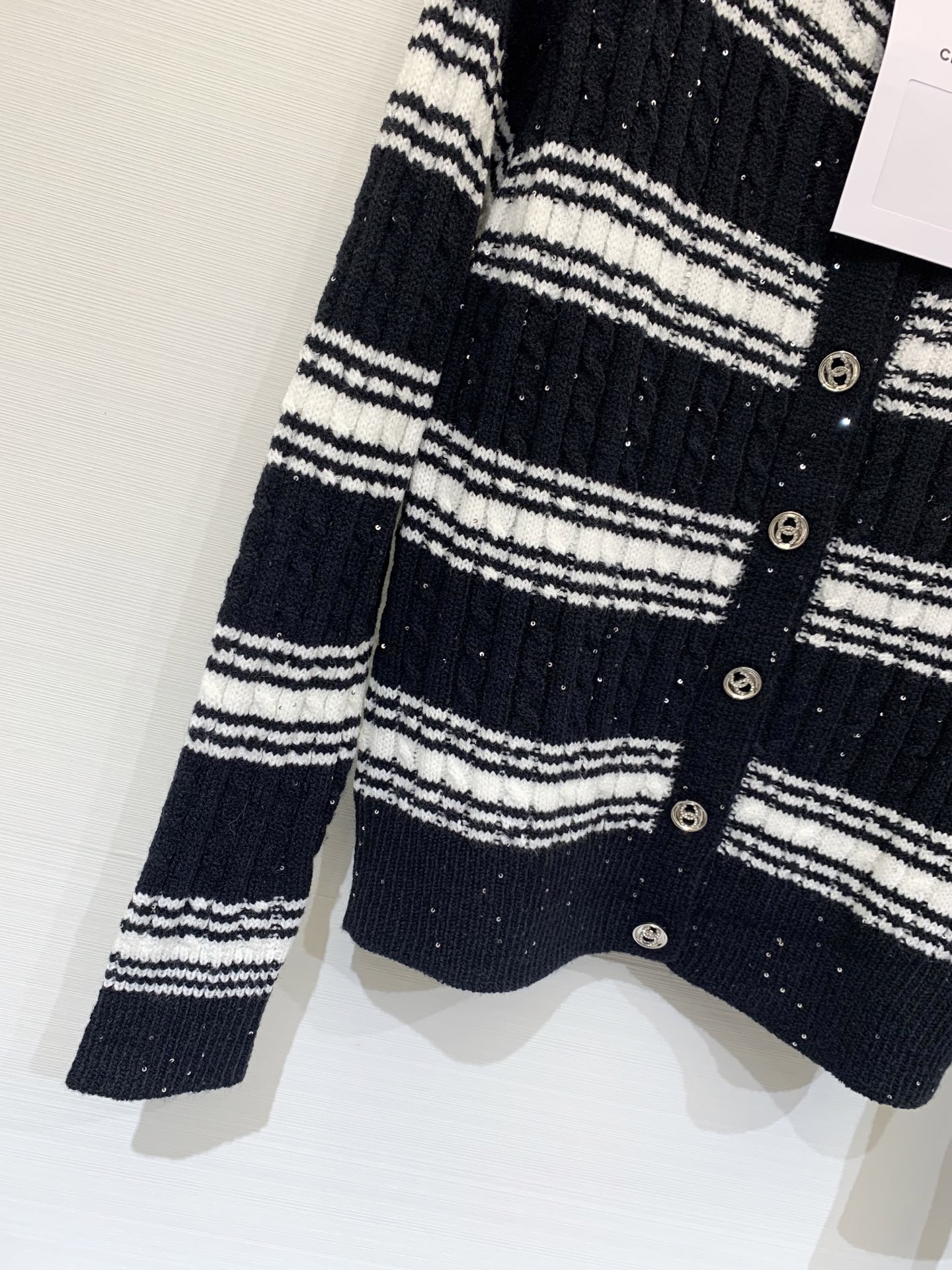 𝐂𝐡𝐚𝐧𝐞𝐥 𝟐𝟓新款 珠片条纹两件套款 logo图案修饰点缀 系列款出货 🆕🆕🆕 上身高级氛围感🈵️🈵