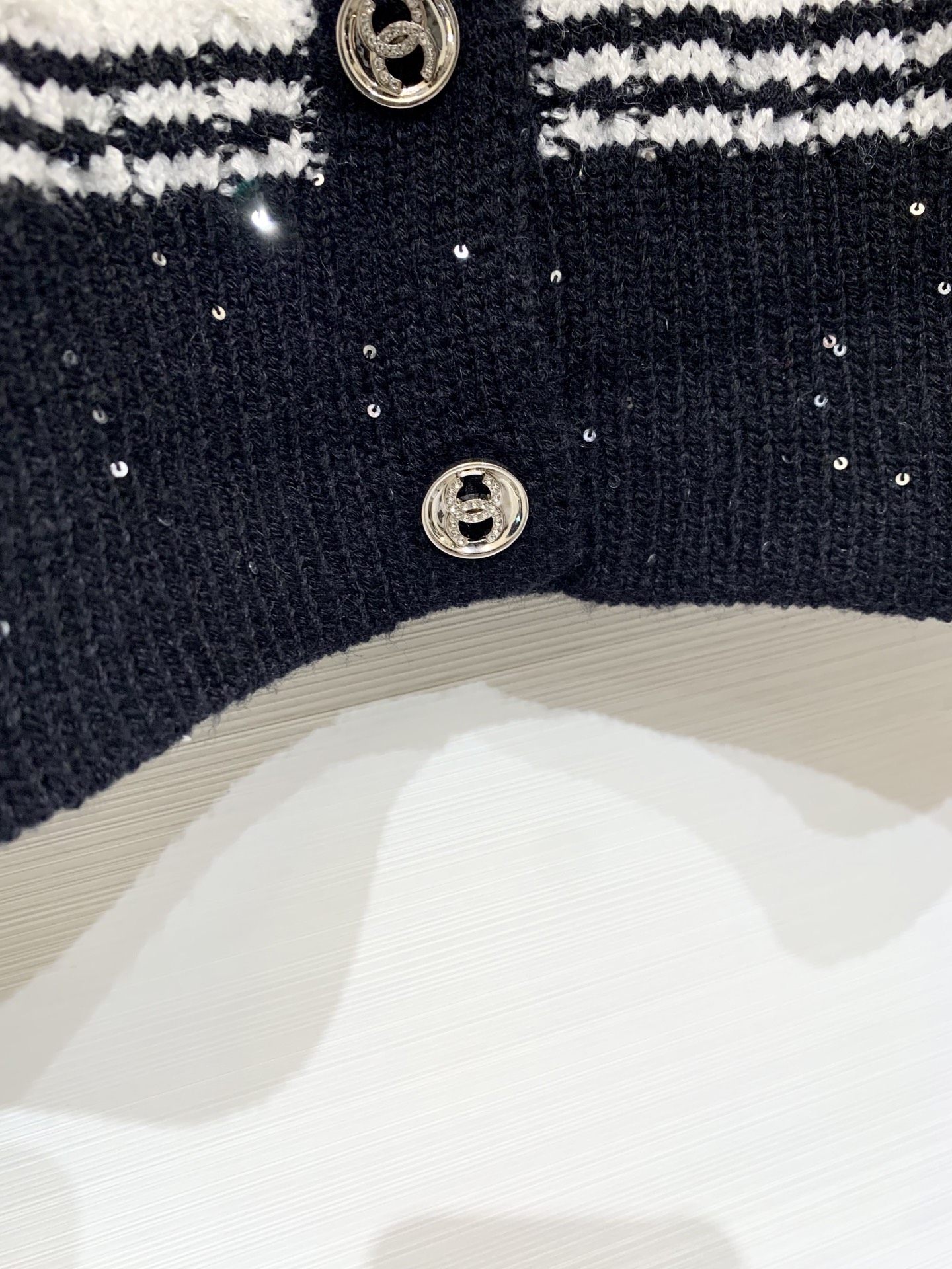 𝐂𝐡𝐚𝐧𝐞𝐥 𝟐𝟓新款 珠片条纹两件套款 logo图案修饰点缀 系列款出货 🆕🆕🆕 上身高级氛围感🈵️🈵