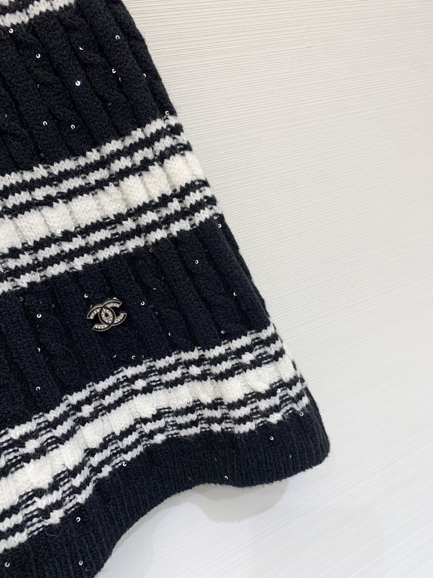 𝐂𝐡𝐚𝐧𝐞𝐥 𝟐𝟓新款 珠片条纹两件套款 logo图案修饰点缀 系列款出货 🆕🆕🆕 上身高级氛围感🈵️🈵