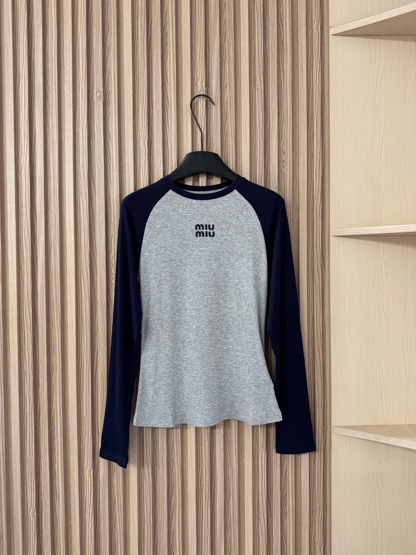 MIU 25秋冬新款 插肩长袖螺纹弹力T恤 修身版型，拼接深蓝色袖子设计超显瘦，遮拜拜肉效果一绝！两色s