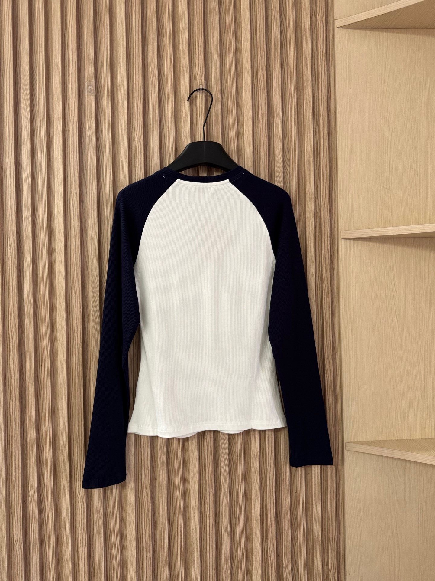 MIU 25秋冬新款 插肩长袖螺纹弹力T恤 修身版型，拼接深蓝色袖子设计超显瘦，遮拜拜肉效果一绝！两色s