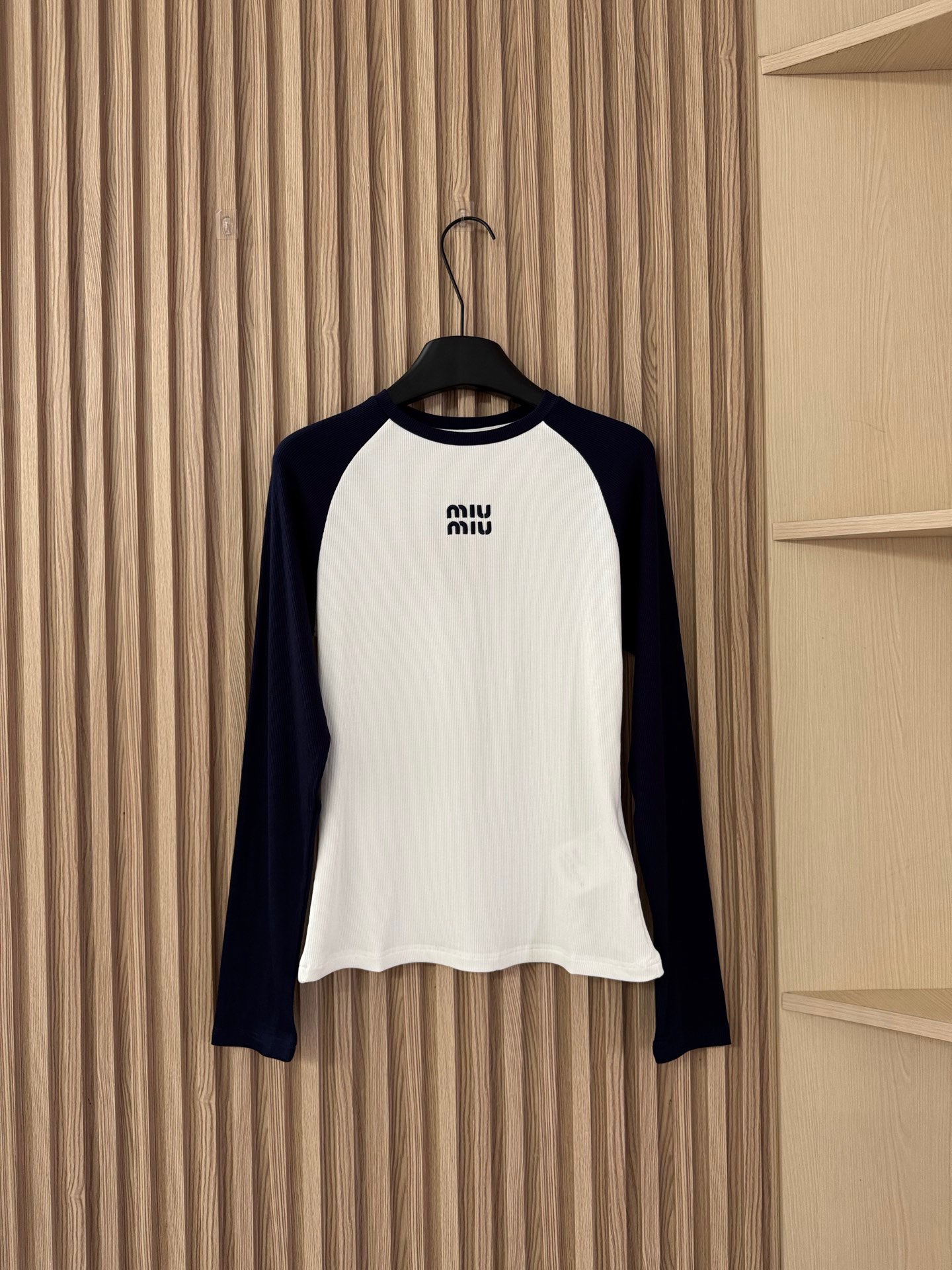 MIU 25秋冬新款 插肩长袖螺纹弹力T恤 修身版型，拼接深蓝色袖子设计超显瘦，遮拜拜肉效果一绝！两色s