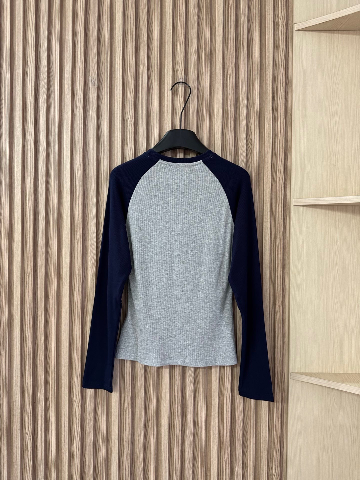 MIU 25秋冬新款 插肩长袖螺纹弹力T恤 修身版型，拼接深蓝色袖子设计超显瘦，遮拜拜肉效果一绝！两色s