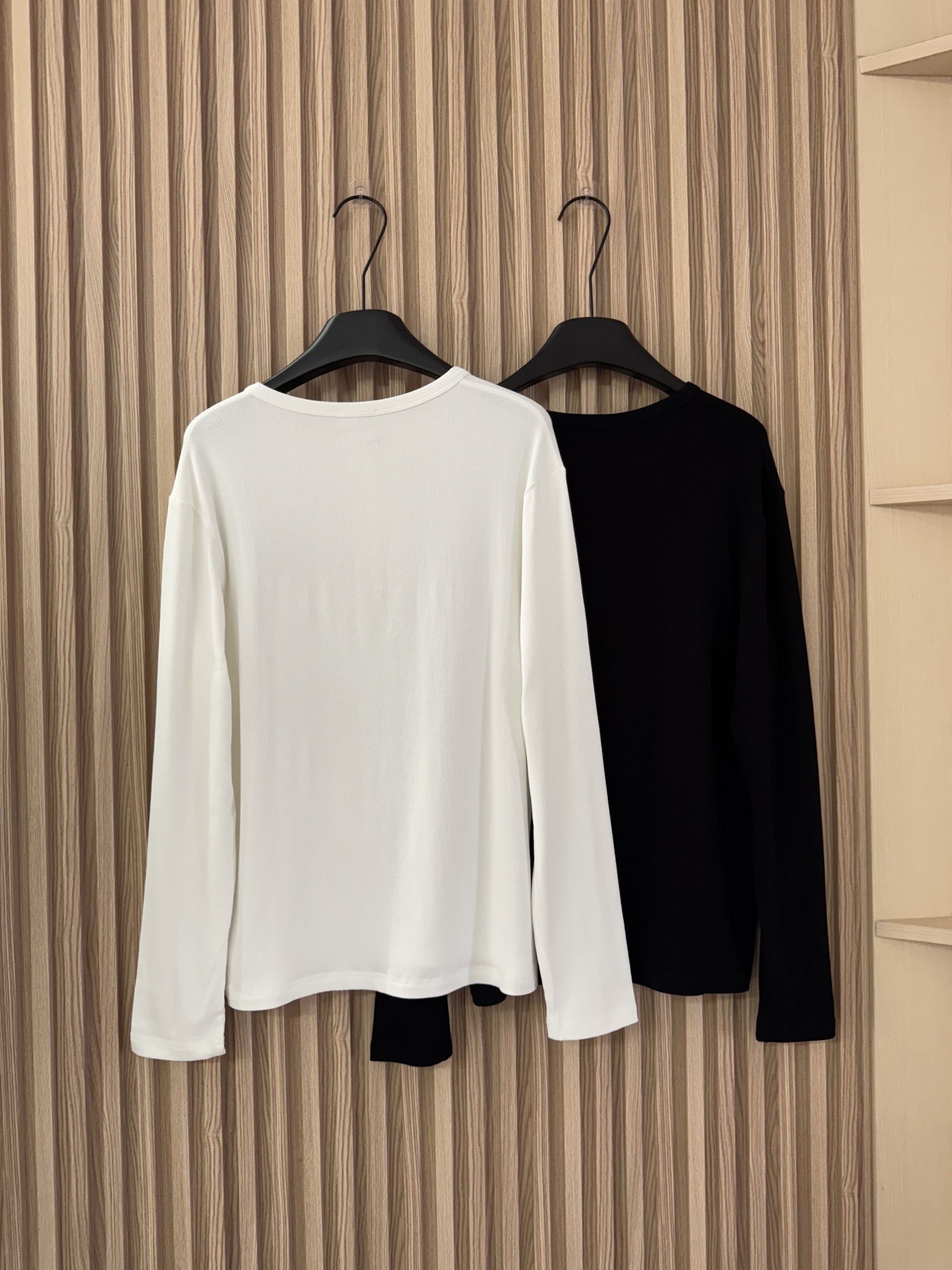 Celine 25秋冬新款 🆕爆款亨利长袖T恤 坑条细纹纯棉材质 舒适亲肤 两色SML