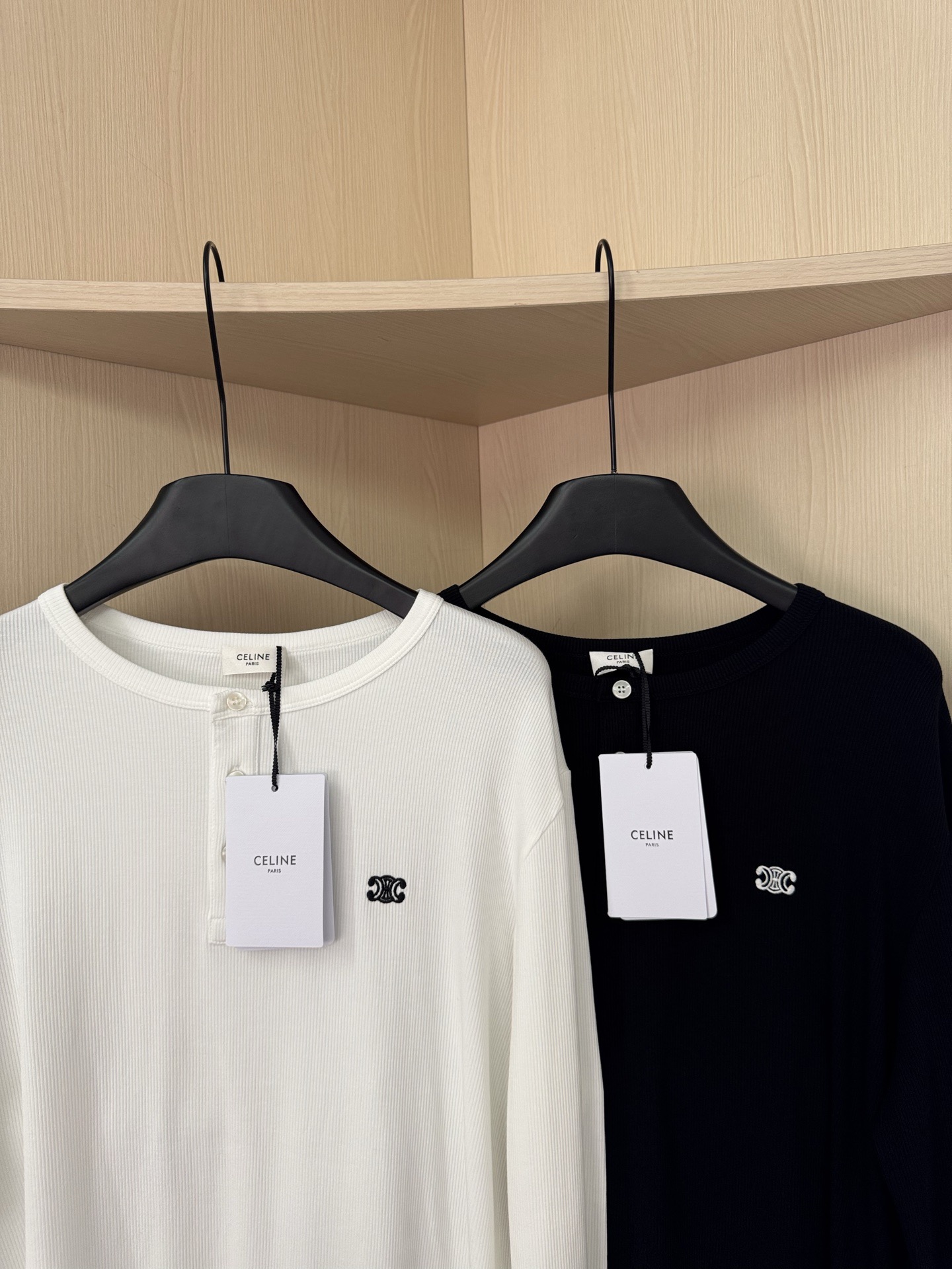 Celine 25秋冬新款 🆕爆款亨利长袖T恤 坑条细纹纯棉材质 舒适亲肤 两色SML