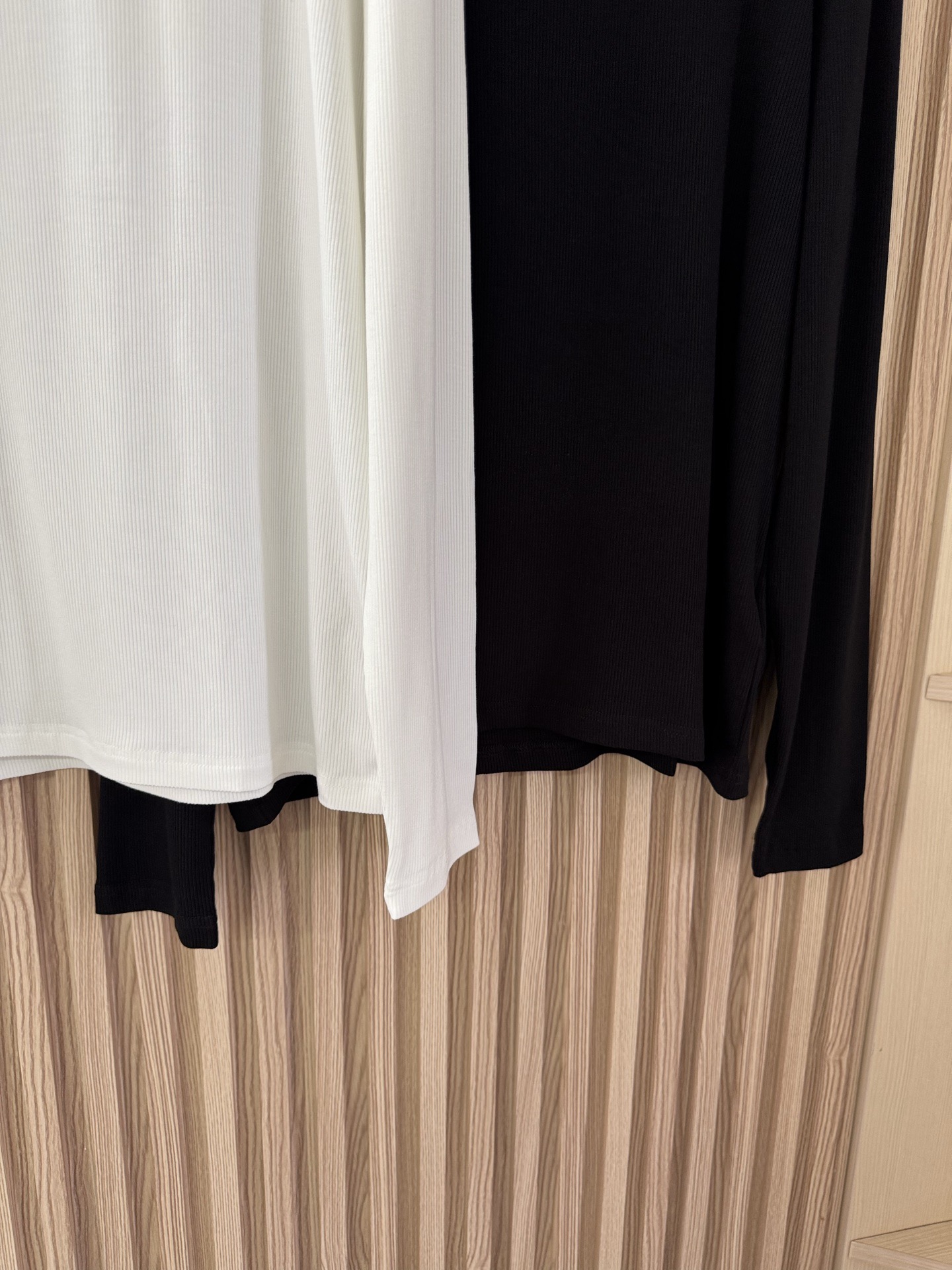 Celine 25秋冬新款 🆕爆款亨利长袖T恤 坑条细纹纯棉材质 舒适亲肤 两色SML