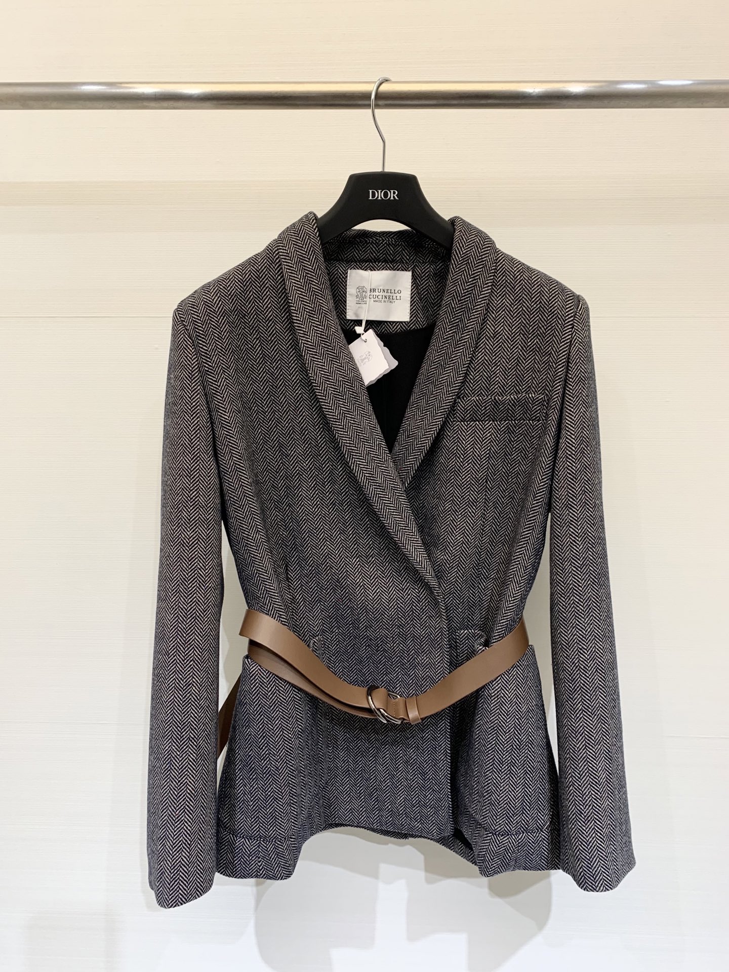 NO:506994,BC 2025FW autumn and winter new style, lapel waisted wool suit, very high-end imported wool texture, super positive color, very cool upper body, clean and productive, enhance temperament~~ completely according to the level of high-quality ready-to-wear, you can't help but love, temperament MM must be included, SML, Alexander wang19860909BC 2025FW秋冬新款 翻领收腰羊毛西服 非常高级的进口羊毛质地 颜色超正 上身非常飒爽 干净有品 提气质~~完全按照高定成衣水准 无法不爱 气质MM必入 码数sml,,alexander wang,Women's clothing