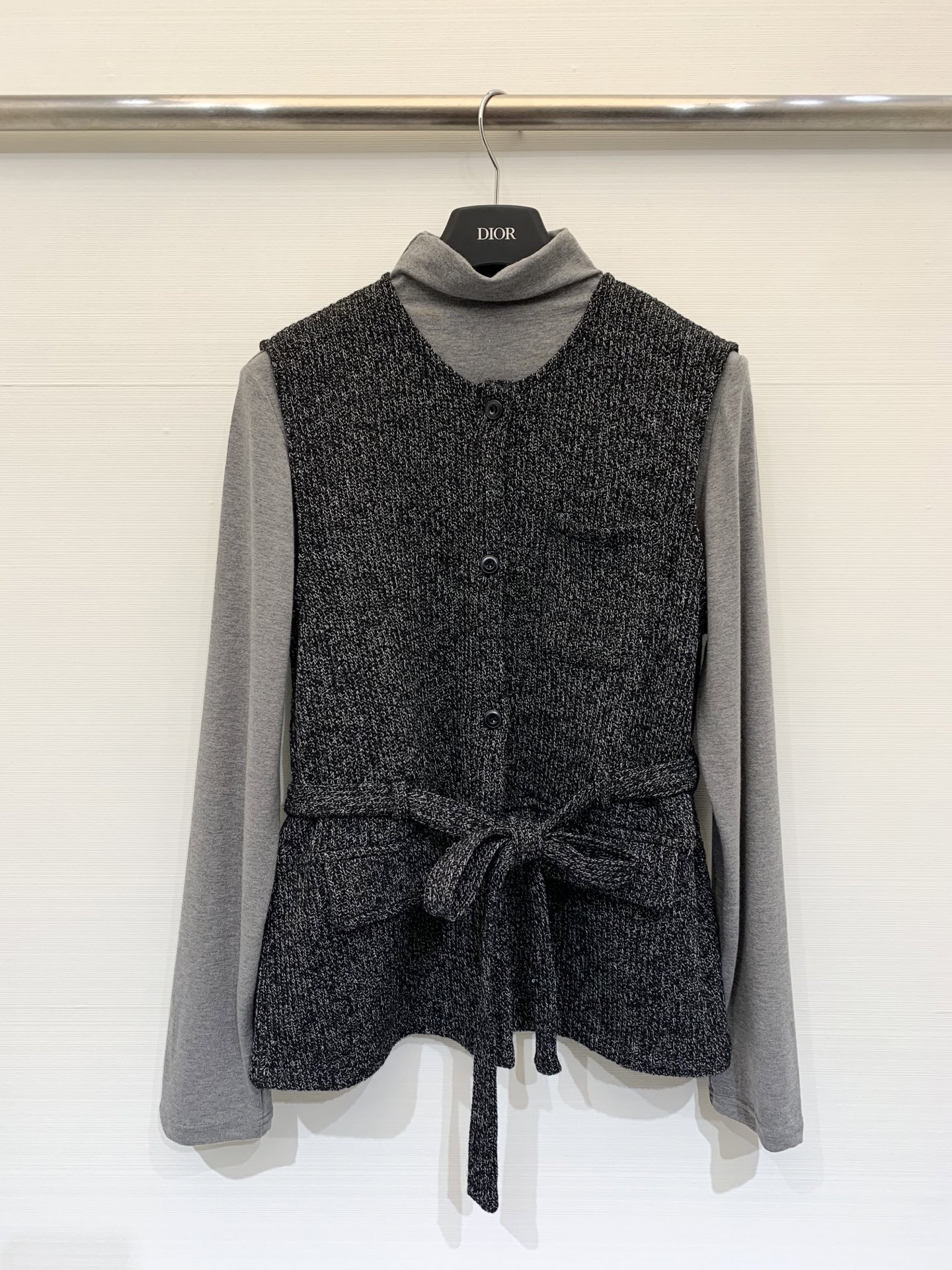 Chloe 25秋冬新款 针织马甲高领长袖两件套 马甲是针织面料 长袖是纯棉面料 收腰腰带设计自由调节 