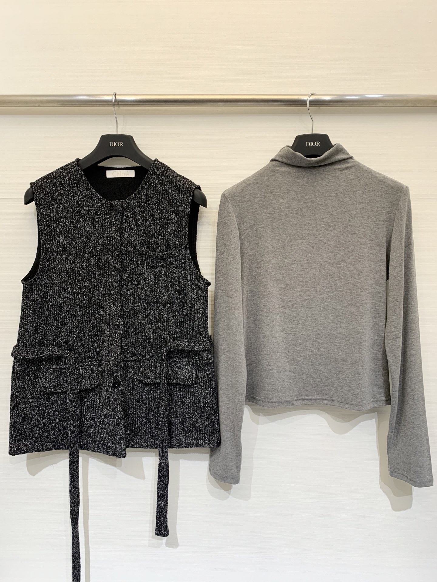 Chloe 25秋冬新款 针织马甲高领长袖两件套 马甲是针织面料 长袖是纯棉面料 收腰腰带设计自由调节 