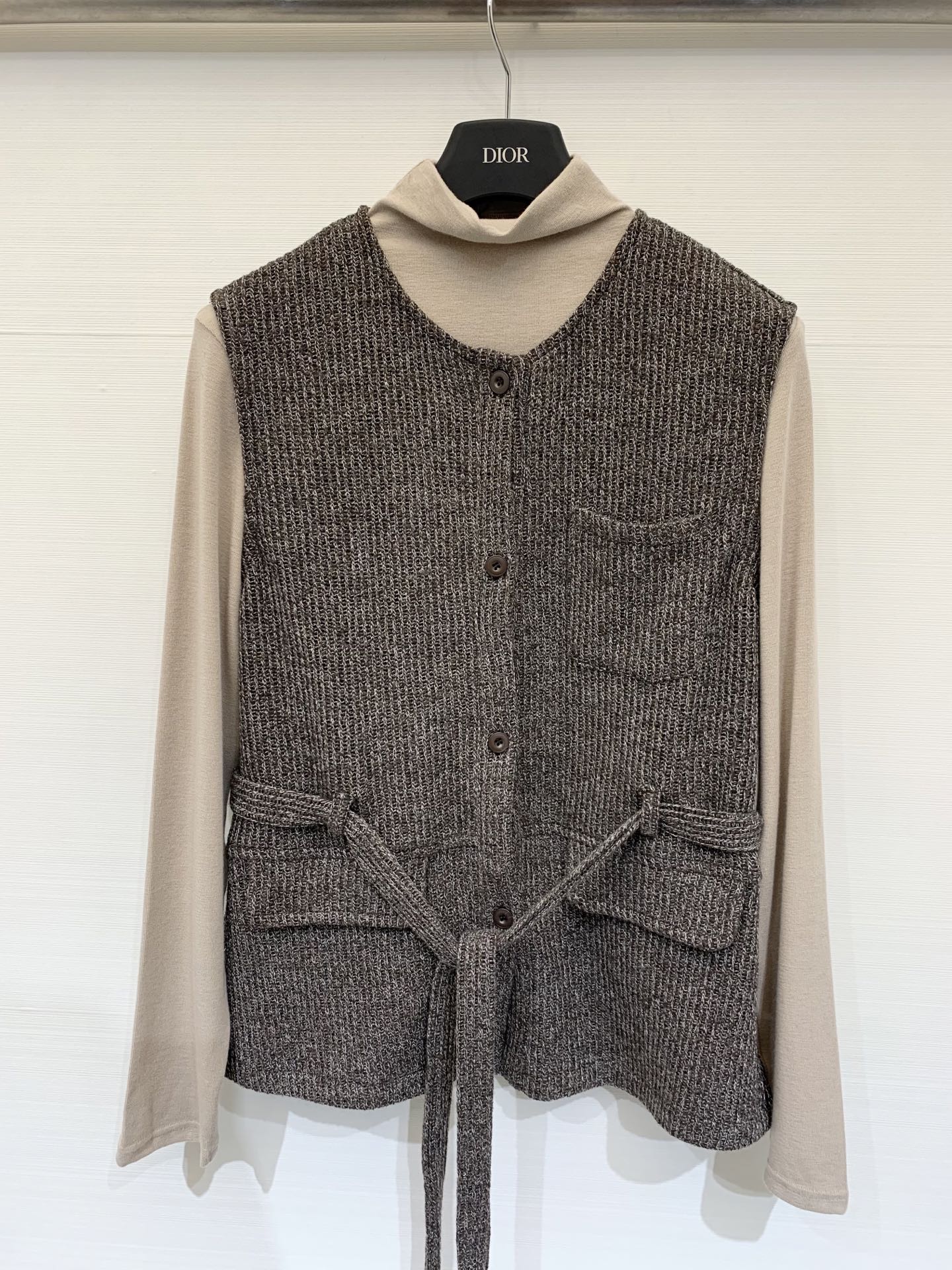 Chloe 25秋冬新款 针织马甲高领长袖两件套 马甲是针织面料 长袖是纯棉面料 收腰腰带设计自由调节 