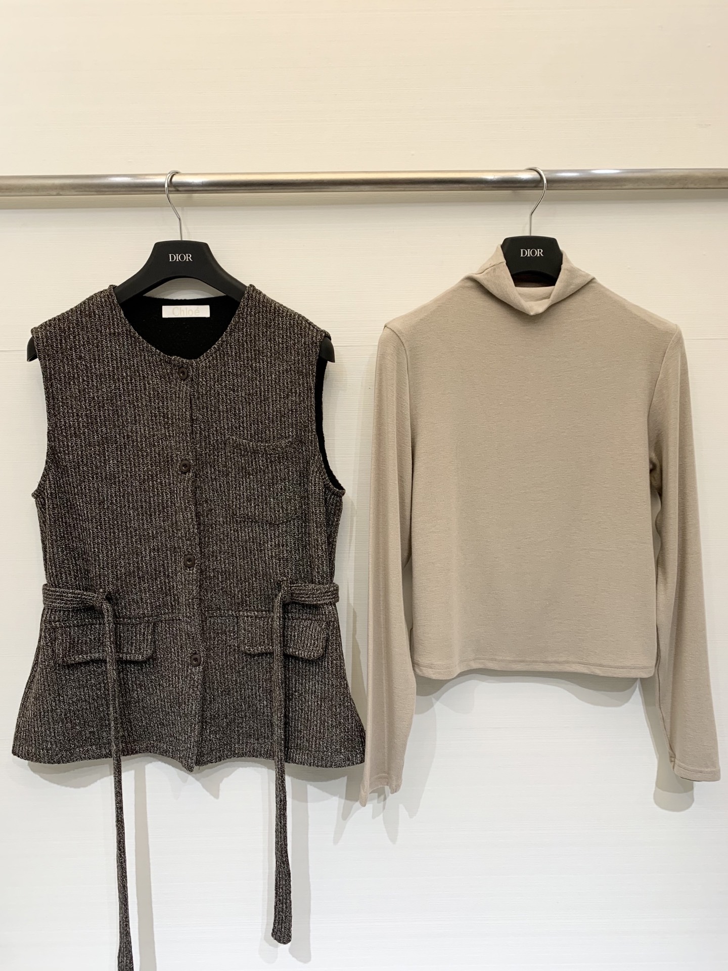 NO:506997,Chloe 25 autumn and winter new style knitted vest turtleneck long sleeve two-piece set The vest is knitted fabric Long sleeves are pure cotton fabric The waist belt design is freely adjusted to suit a variety of body shapes The upper body shows the elegant temperament beauty The lower body looks good with trousers or skirts Two-color sml, chloe, loewe, skirts, alexander wang19860909Chloe 25秋冬新款 针织马甲高领长袖两件套 马甲是针织面料 长袖是纯棉面料 收腰腰带设计自由调节 适应多种身型穿着 上身尽显优雅的气质美 下半身搭配长裤或者半裙都好看 两色sml,,chloe,loewe,skirts,alexander wang,Women's clothing