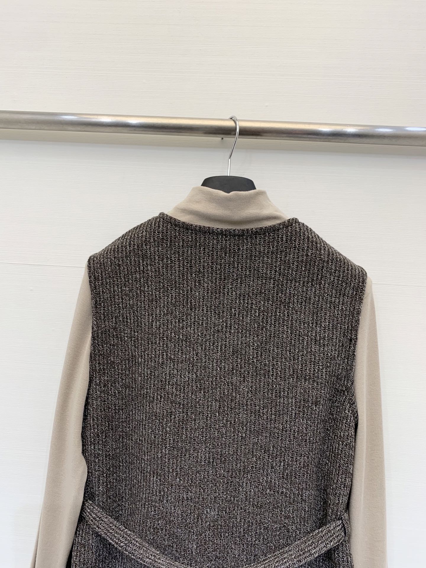 Chloe 25秋冬新款 针织马甲高领长袖两件套 马甲是针织面料 长袖是纯棉面料 收腰腰带设计自由调节 