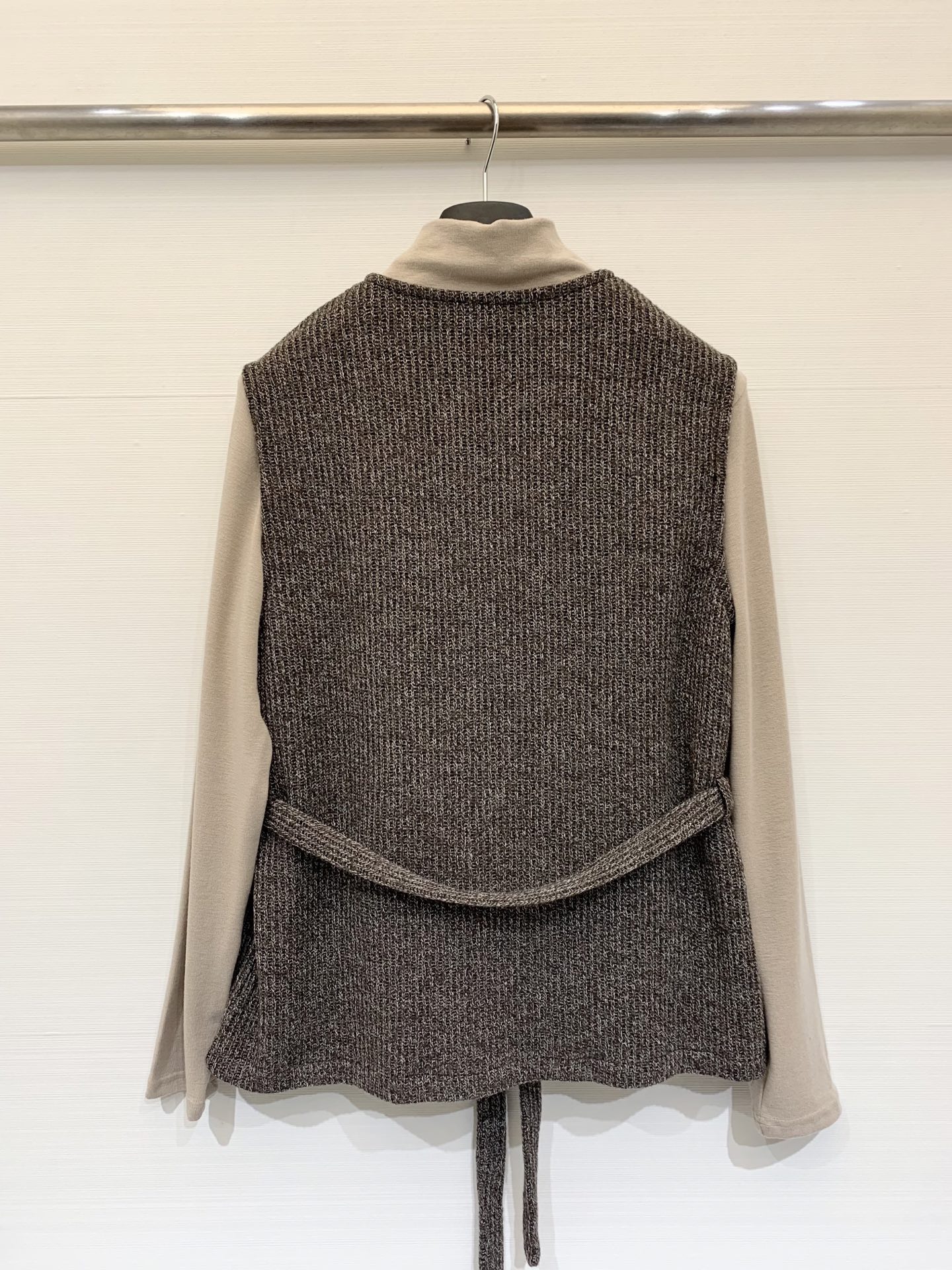 Chloe 25秋冬新款 针织马甲高领长袖两件套 马甲是针织面料 长袖是纯棉面料 收腰腰带设计自由调节 