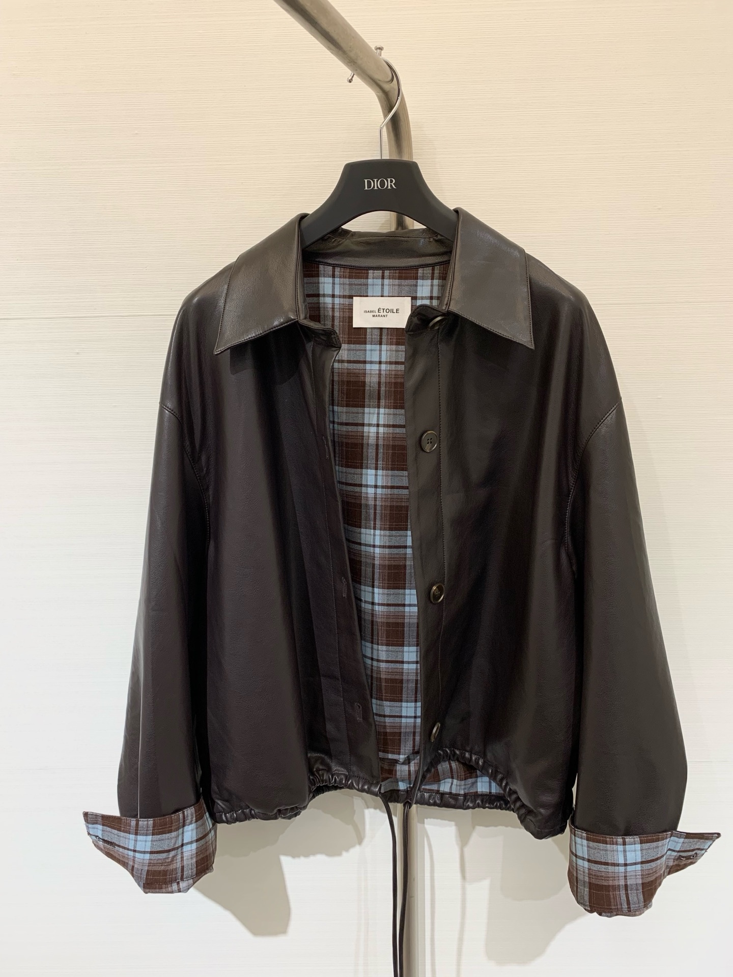 NO:507826,IsabelMarant 25 early autumn new style, retro lapel waist leather jacket/coat, retro plaid craftsmanship in the inner lining is simply a layering artifact, the outer layer adopts customized polyurethane leather craftsmanship, softer and more comfortable than ordinary PU leather, single-breasted design, classic overzise loose fit, huge slimming on the upper body!  Two-color SML, Jackets & coats, Jackets & coats, Alexander wang19860909IsabelMarant 25早秋新款 复古翻领收腰皮夹克/外套 内里复古格纹工艺简直是叠穿神器 外层采用定制聚氨酯皮面工艺 比普通pu皮更加柔软舒适 单排扣设计 经典overzise宽松版型上身巨显瘦！两色SML,,jackets & coats,jackets & coats,alexander wang,Women's clothing