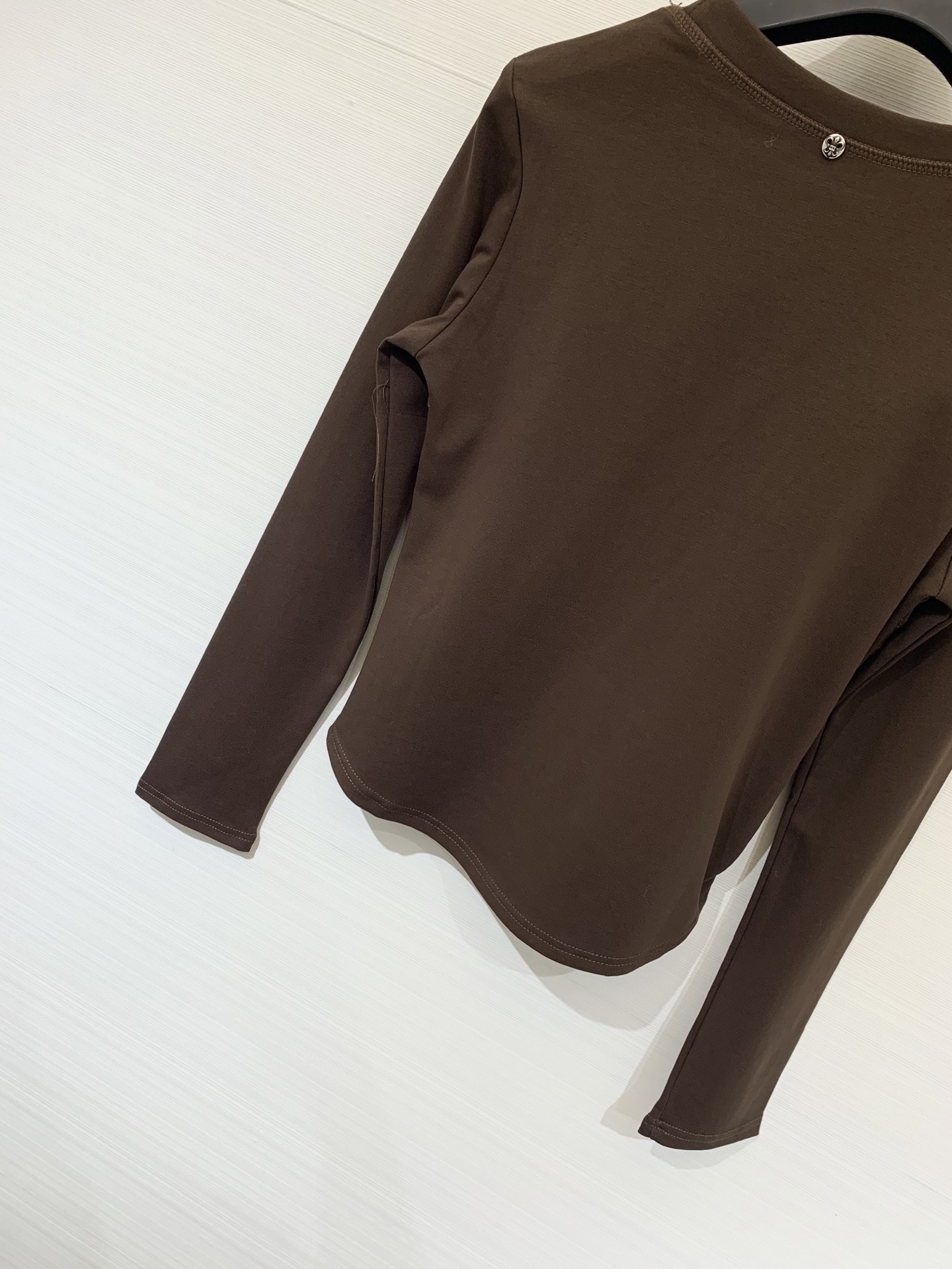 CH克罗心 25早秋新款 圆领长袖T恤 胸前印花梵文设计 后背领子经典元素纽扣点缀 高腰短款版型 轻松塑