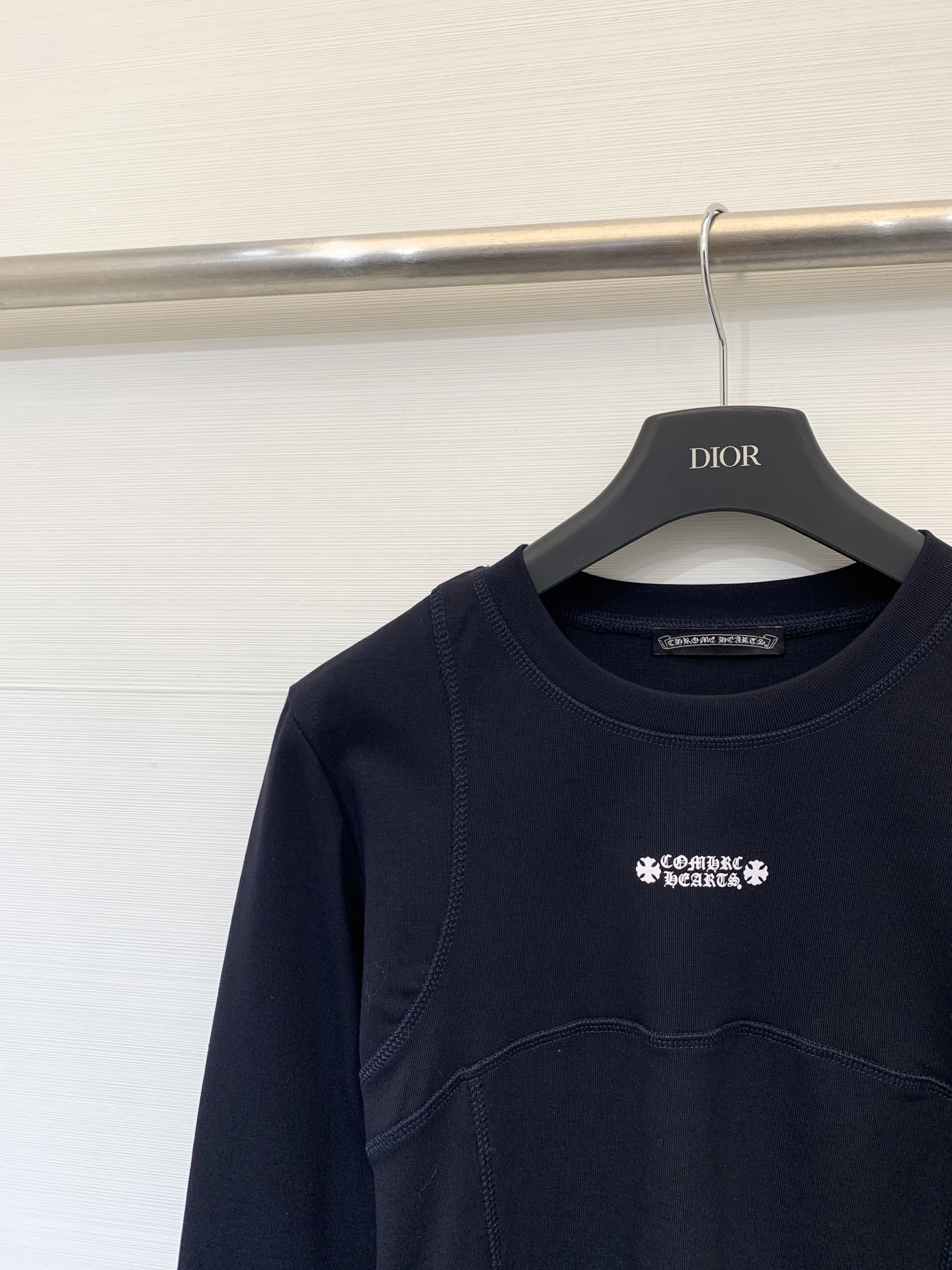 CH克罗心 25早秋新款 圆领长袖T恤 胸前印花梵文设计 后背领子经典元素纽扣点缀 高腰短款版型 轻松塑